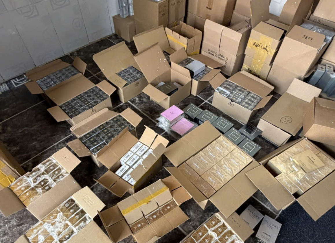 Triệt ph&aacute; đường d&acirc;y bu&ocirc;n b&aacute;n nước hoa giả trị gi&aacute; khoảng 10 tỷ đồng- Ảnh 2.