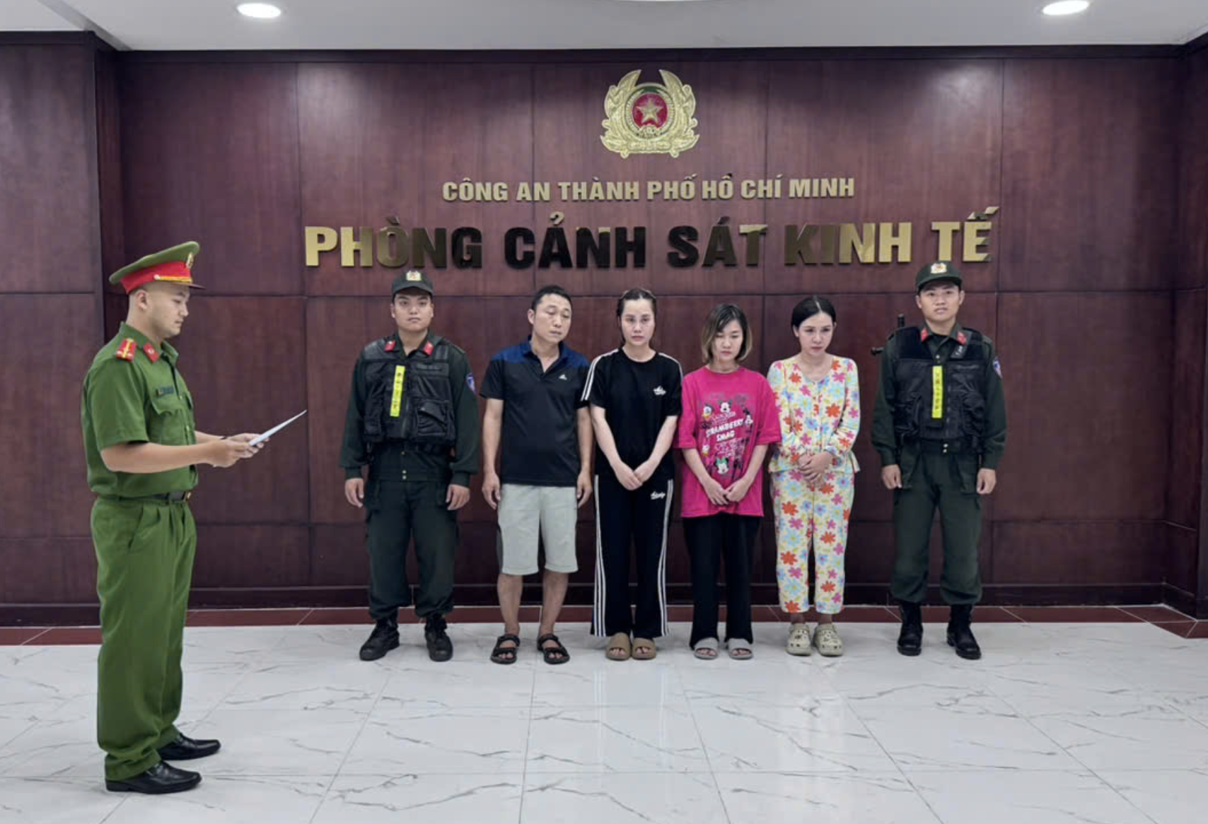 Triệt ph&aacute; đường d&acirc;y bu&ocirc;n b&aacute;n nước hoa giả trị gi&aacute; khoảng 10 tỷ đồng- Ảnh 1.