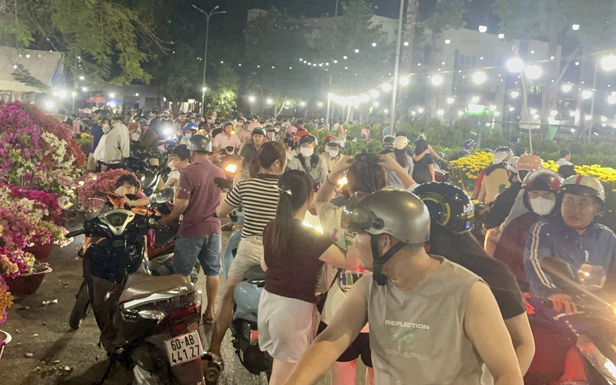 Đồng Nai: Hoa Tết rực rỡ xuống phố, tiểu thương hồi hộp chờ cao điểm mua sắm