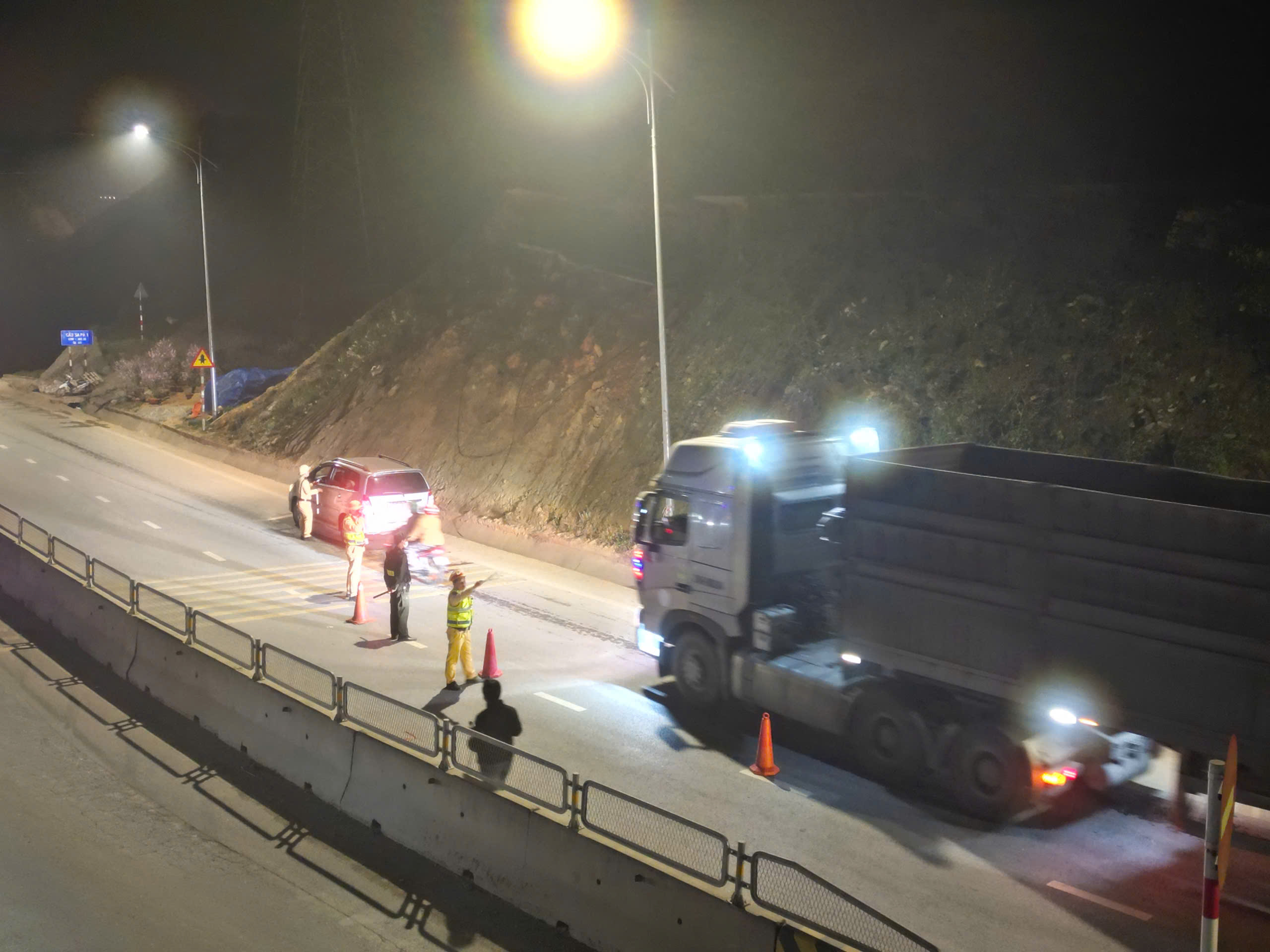 CSGT L&agrave;o Cai siết an to&agrave;n giao th&ocirc;ng xe kh&aacute;ch dịp cuối năm tr&ecirc;n QL4D- Ảnh 7.