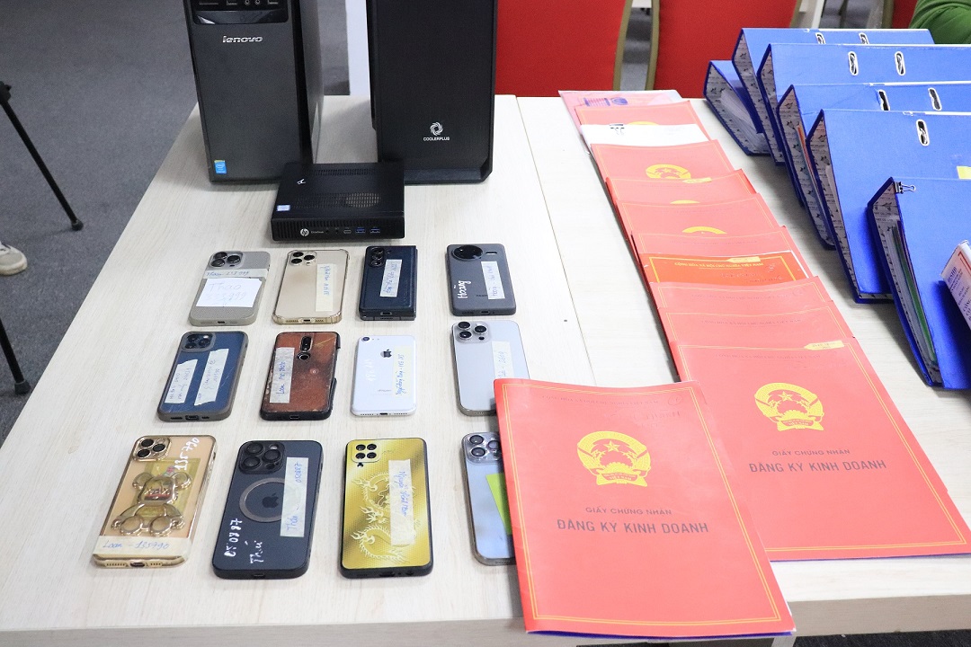 Một ng&acirc;n h&agrave;ng ở H&agrave; Nội bị nh&oacute;m lừa đảo chiếm đoạt hơn 300 tỷ đồng- Ảnh 2.