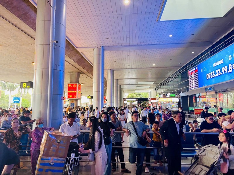 S&acirc;n bay T&acirc;n Sơn Nhất bước v&agrave;o cao điểm Tết với hơn 1.000 chuyến bay trong ng&agrave;y 10/2- Ảnh 1.