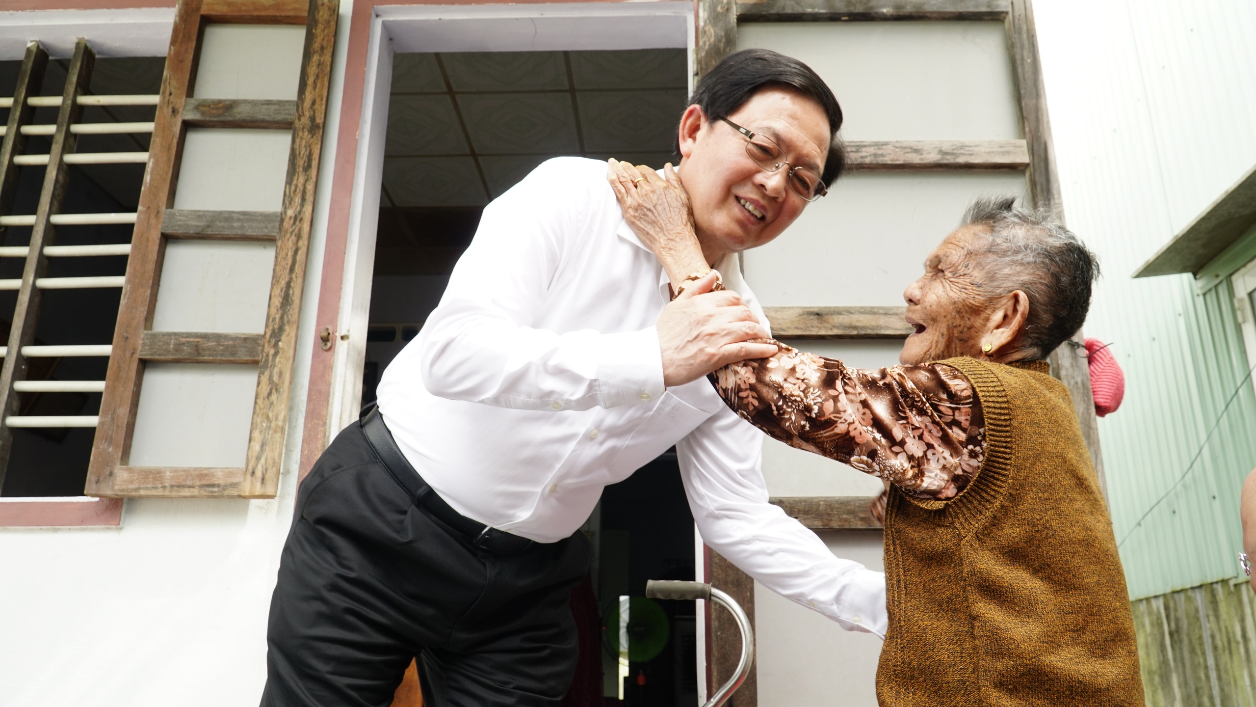 Ph&oacute; Thủ tướng Hồ Quốc Dũng: Mong b&agrave; con v&ugrave;ng rốn lũ vươn l&ecirc;n, đ&oacute;n Tết đầm ấm- Ảnh 7.