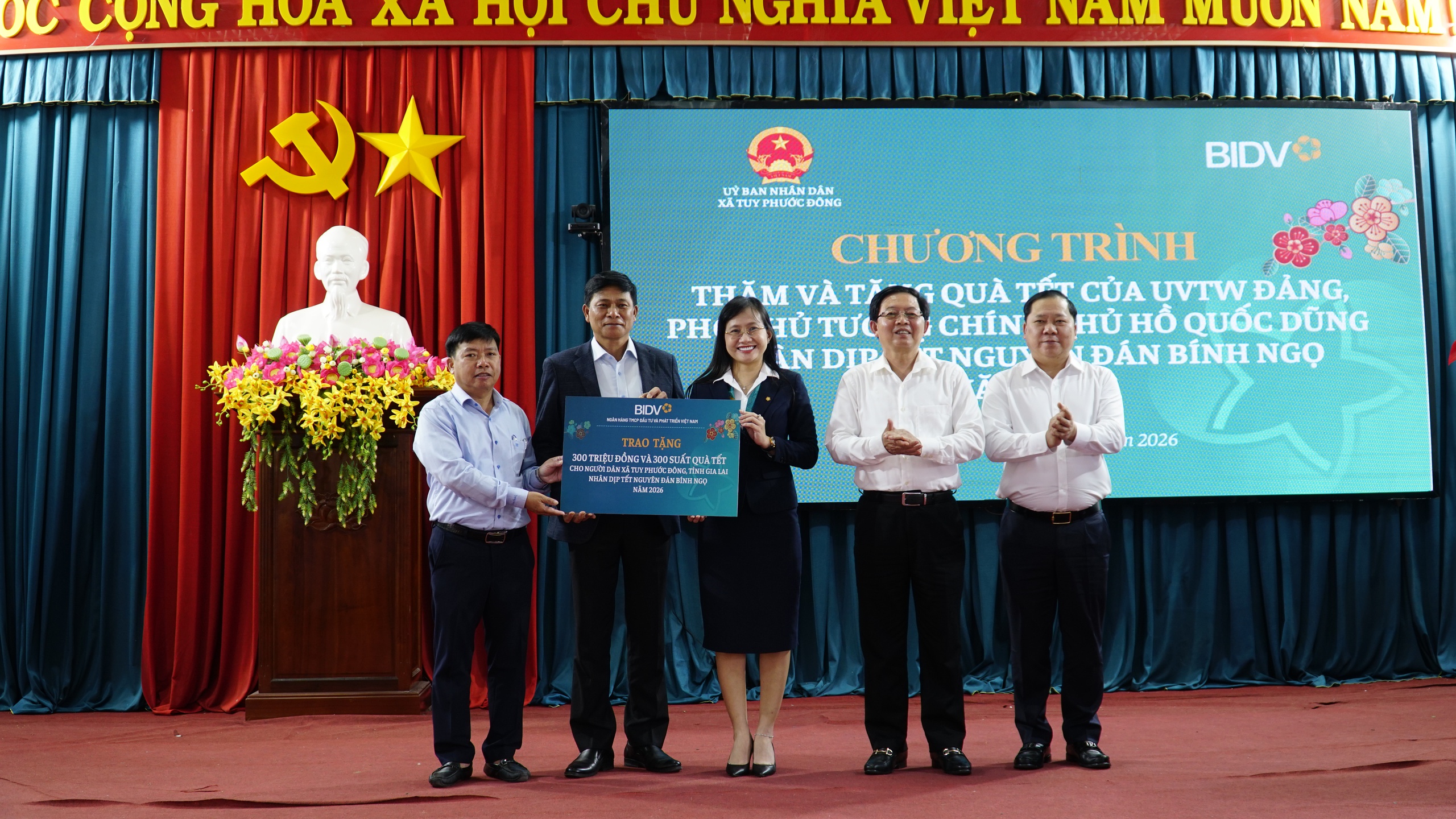 Ph&oacute; Thủ tướng Hồ Quốc Dũng: Mong b&agrave; con v&ugrave;ng rốn lũ vươn l&ecirc;n, đ&oacute;n Tết đầm ấm- Ảnh 11.