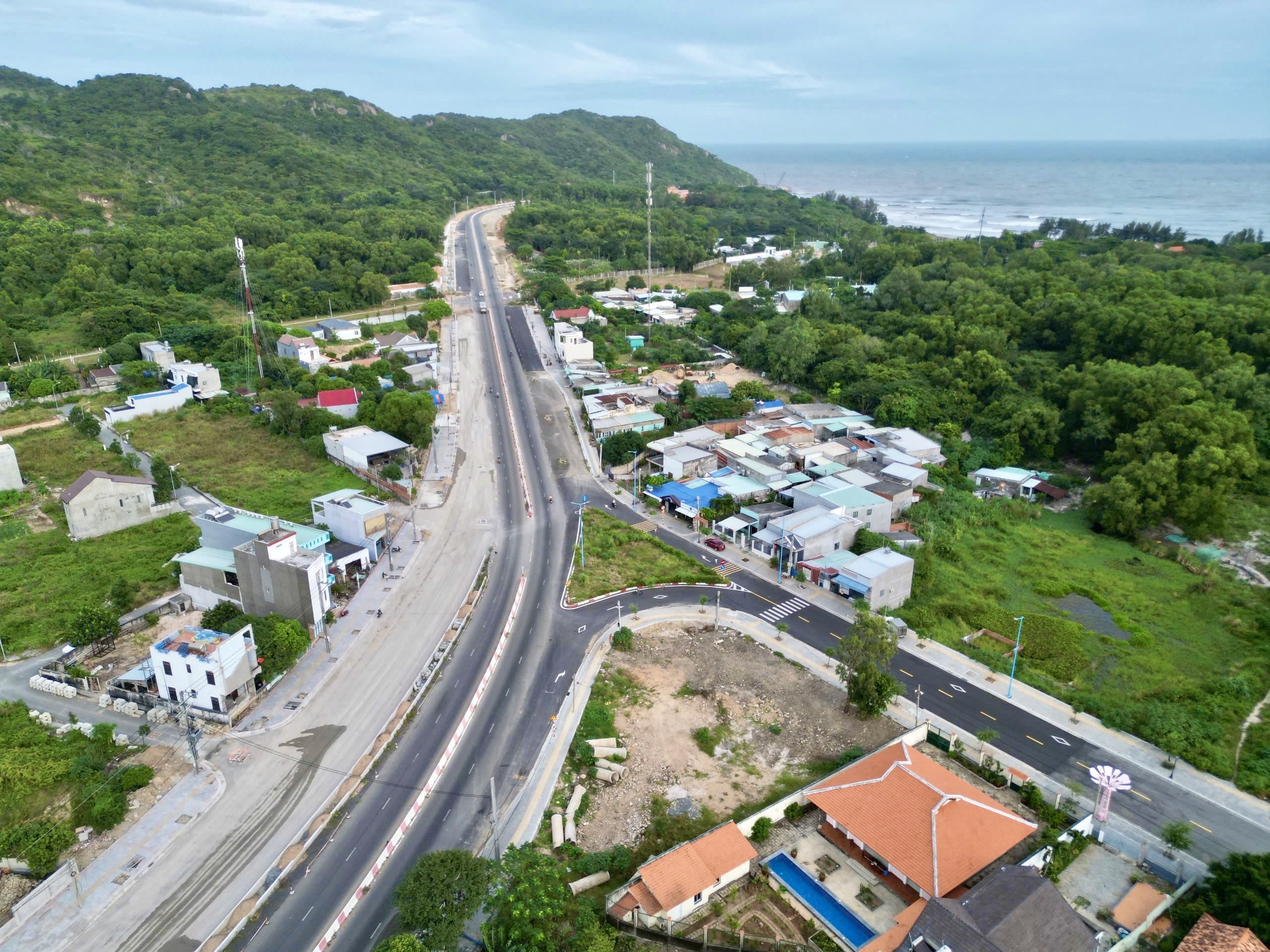 Gần 77km đại lộ ven biển Vũng T&agrave;u - B&igrave;nh Thuận dần thay "&aacute;o mới"- Ảnh 14.