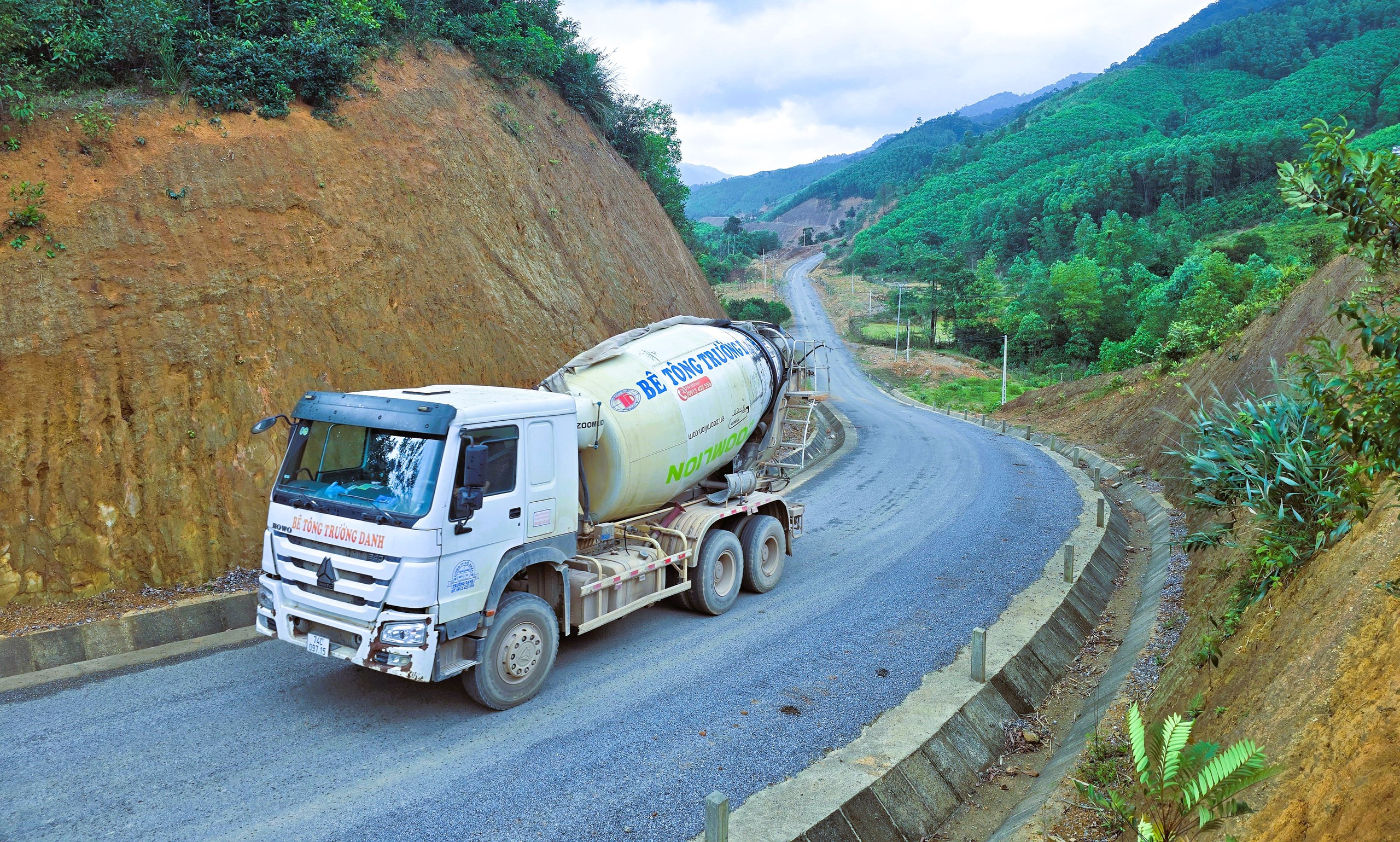 Cận cảnh tuyến nối hai nh&aacute;nh đường Hồ Ch&iacute; Minh vừa được l&ugrave;i hạn ho&agrave;n th&agrave;nh sang 2026- Ảnh 1.