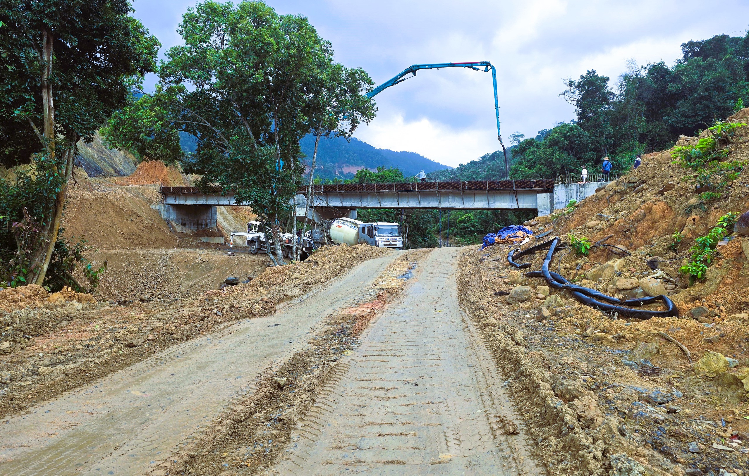 Cận cảnh tuyến nối hai nh&aacute;nh đường Hồ Ch&iacute; Minh vừa được l&ugrave;i hạn ho&agrave;n th&agrave;nh sang 2026- Ảnh 13.