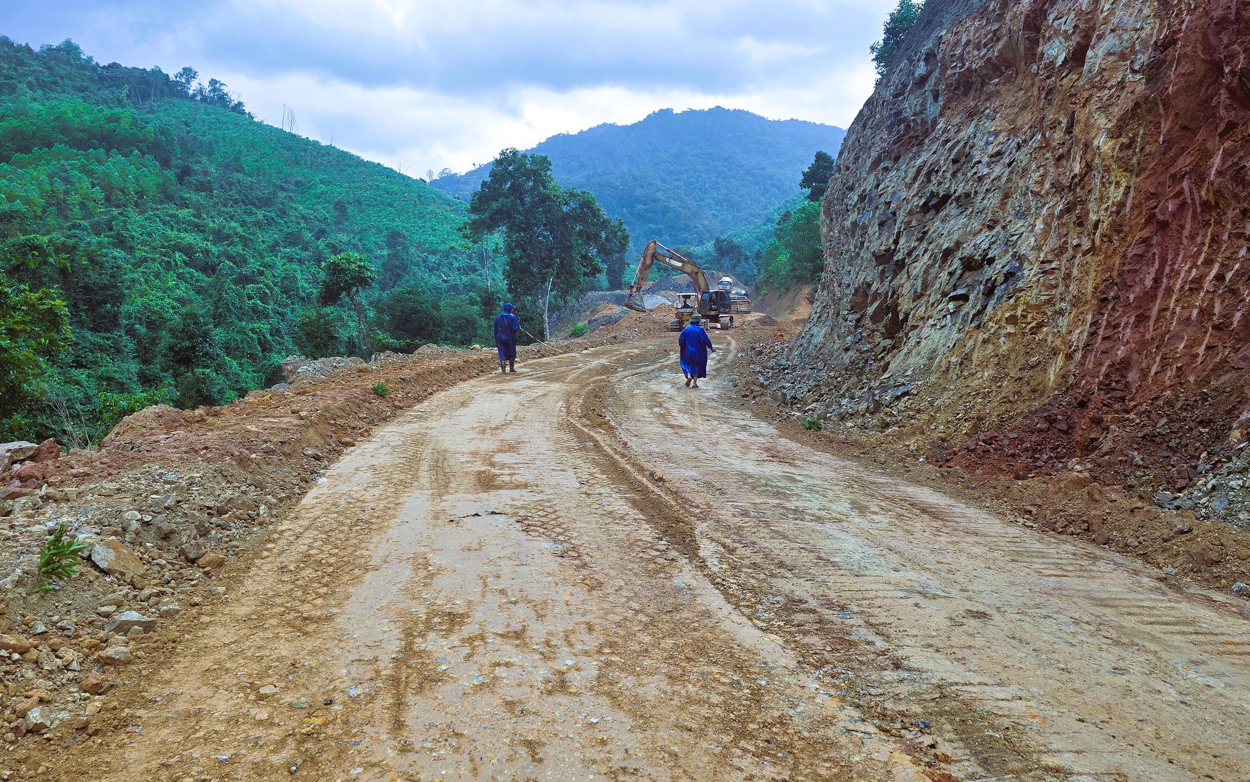 Cận cảnh tuyến nối hai nh&aacute;nh đường Hồ Ch&iacute; Minh vừa được l&ugrave;i hạn ho&agrave;n th&agrave;nh sang 2026- Ảnh 14.