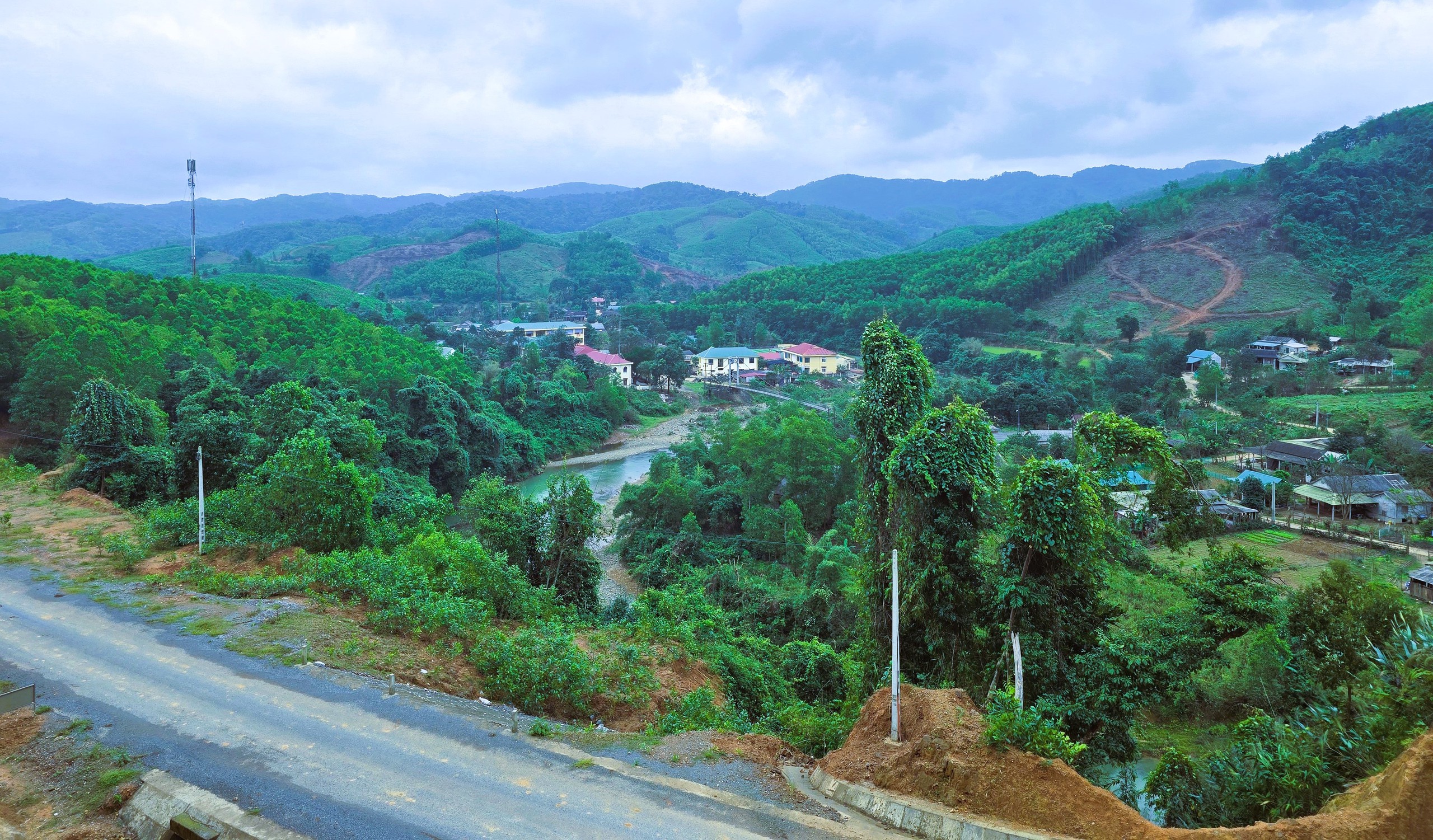 Cận cảnh tuyến nối hai nh&aacute;nh đường Hồ Ch&iacute; Minh vừa được l&ugrave;i hạn ho&agrave;n th&agrave;nh sang 2026- Ảnh 4.