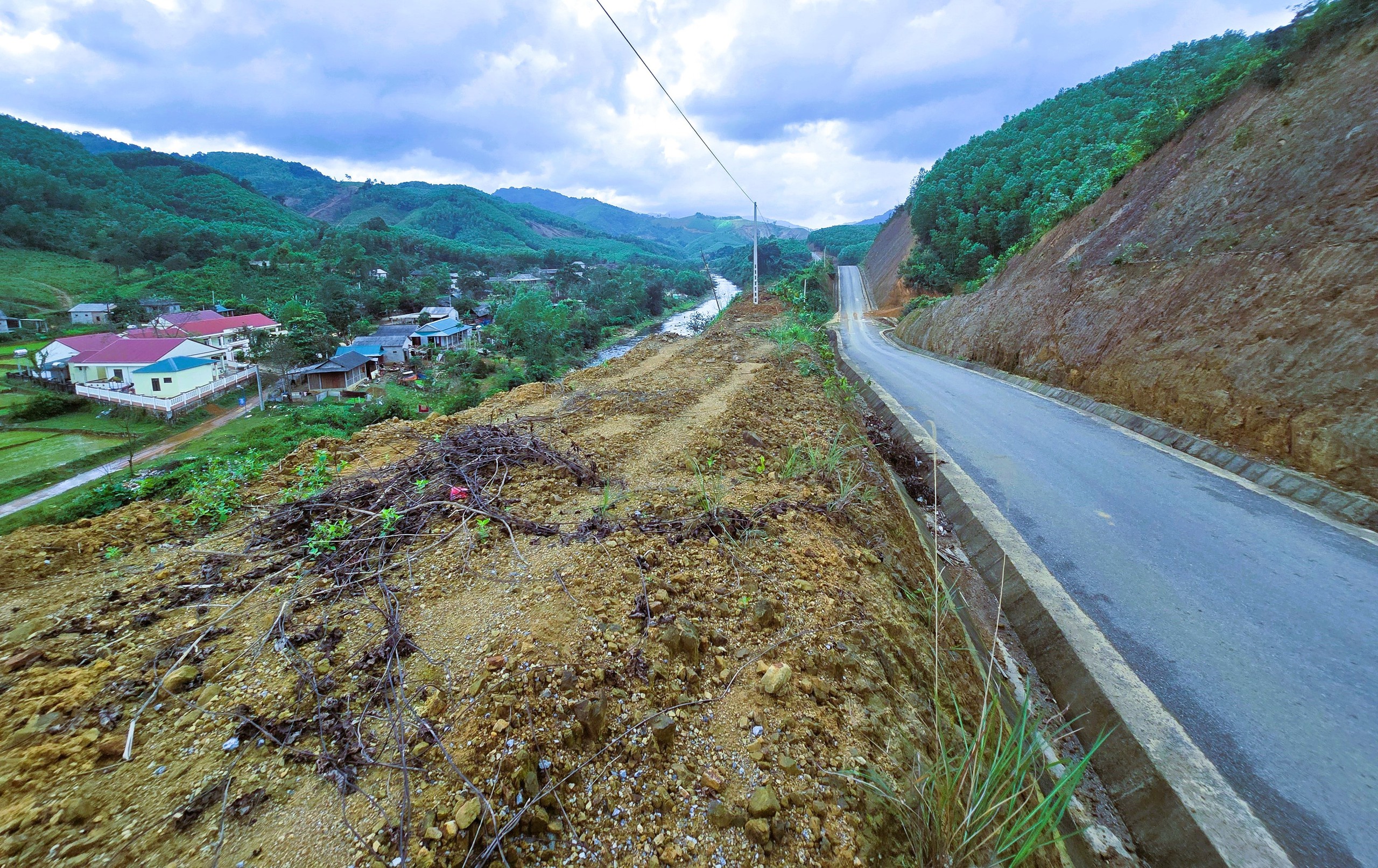 Cận cảnh tuyến nối hai nh&aacute;nh đường Hồ Ch&iacute; Minh vừa được l&ugrave;i hạn ho&agrave;n th&agrave;nh sang 2026- Ảnh 8.