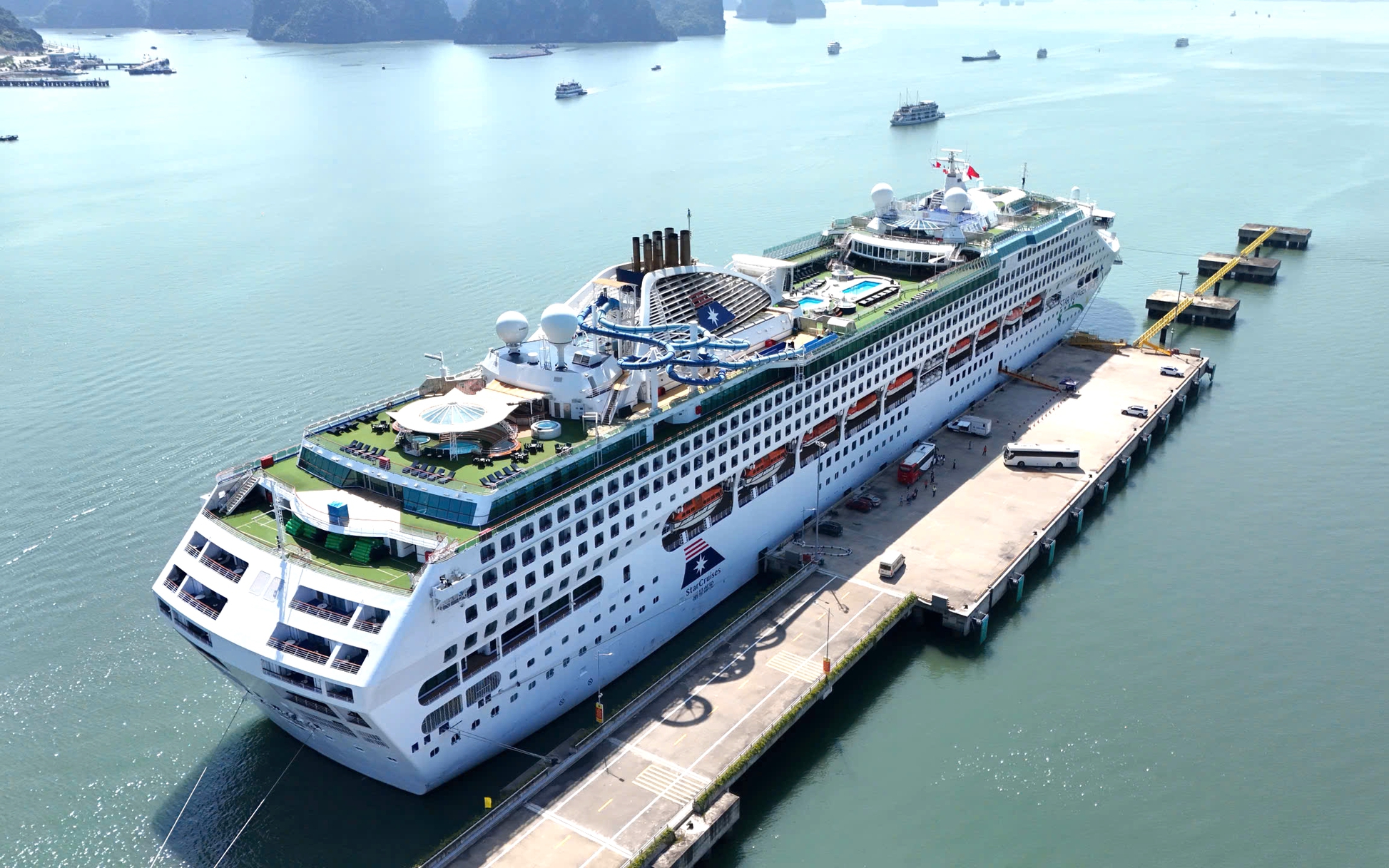 Quảng Ninh tăng cường kiểm soát an toàn tàu du lịch sau vụ cháy trên vịnh Hạ Long- Ảnh 2. Vịnh Hạ Long đón loạt tàu biển hạng sang dịp Tết Nguyên đán 2026