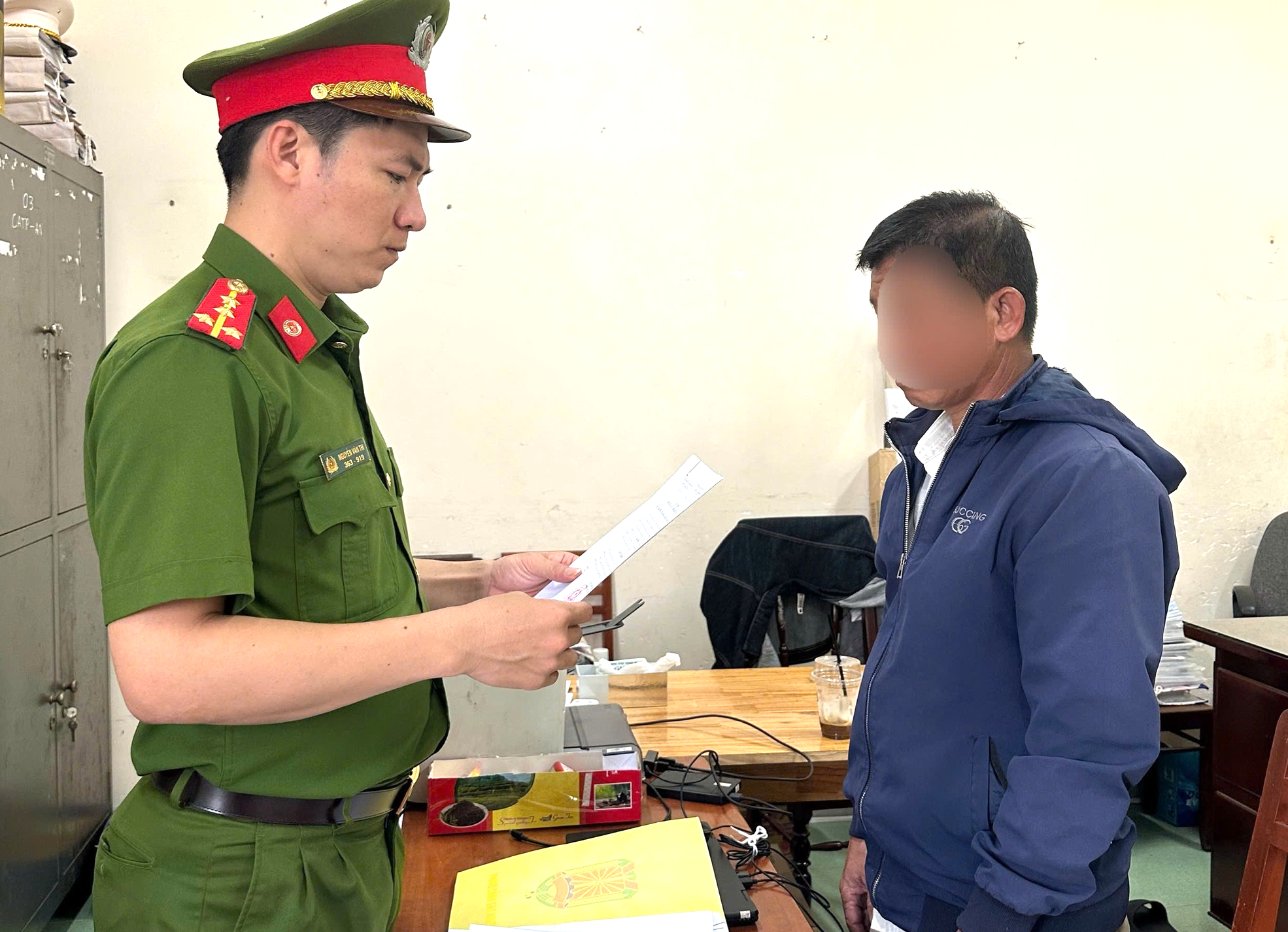 Quảng Ng&atilde;i: Bắt người đ&agrave;n &ocirc;ng ch&eacute;m nhạc c&ocirc;ng tại tiệc t&acirc;n gia- Ảnh 1.