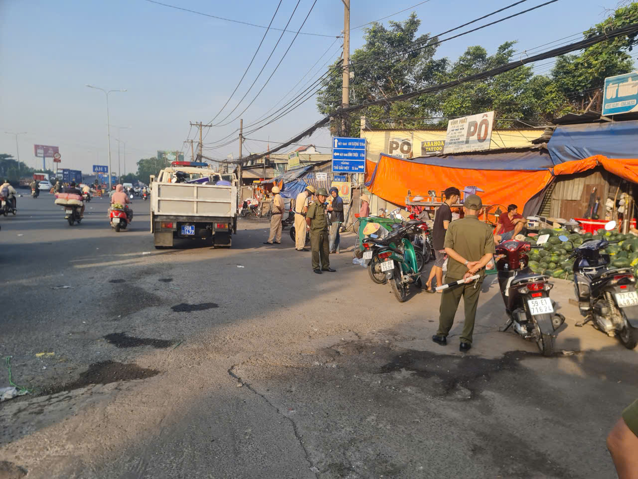TP.HCM siết chặt an ninh, giao th&ocirc;ng tại c&aacute;c chợ đầu mối trước Tết B&iacute;nh Ngọ- Ảnh 1.