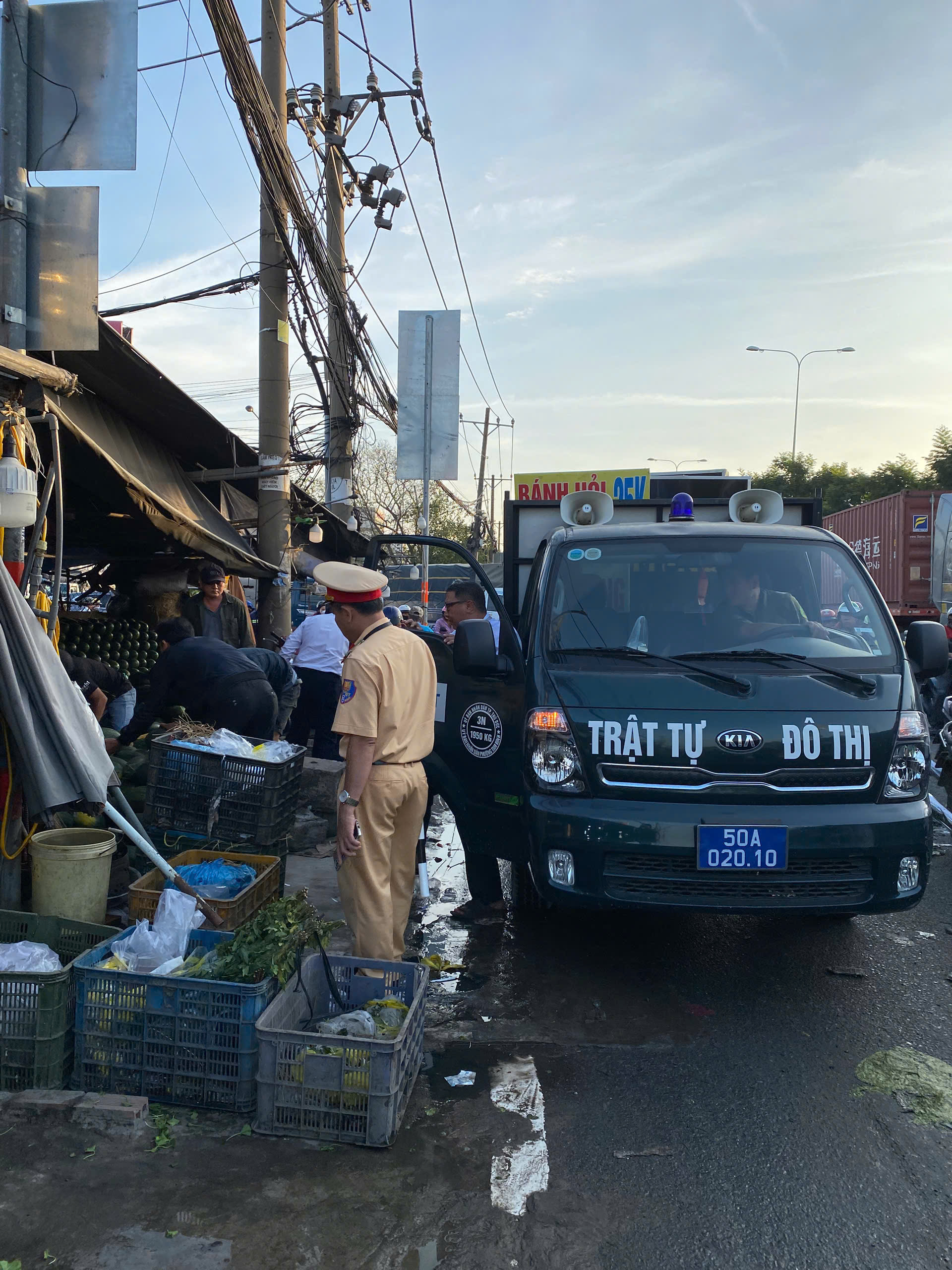 TP.HCM siết chặt an ninh, giao th&ocirc;ng tại c&aacute;c chợ đầu mối trước Tết B&iacute;nh Ngọ- Ảnh 2.