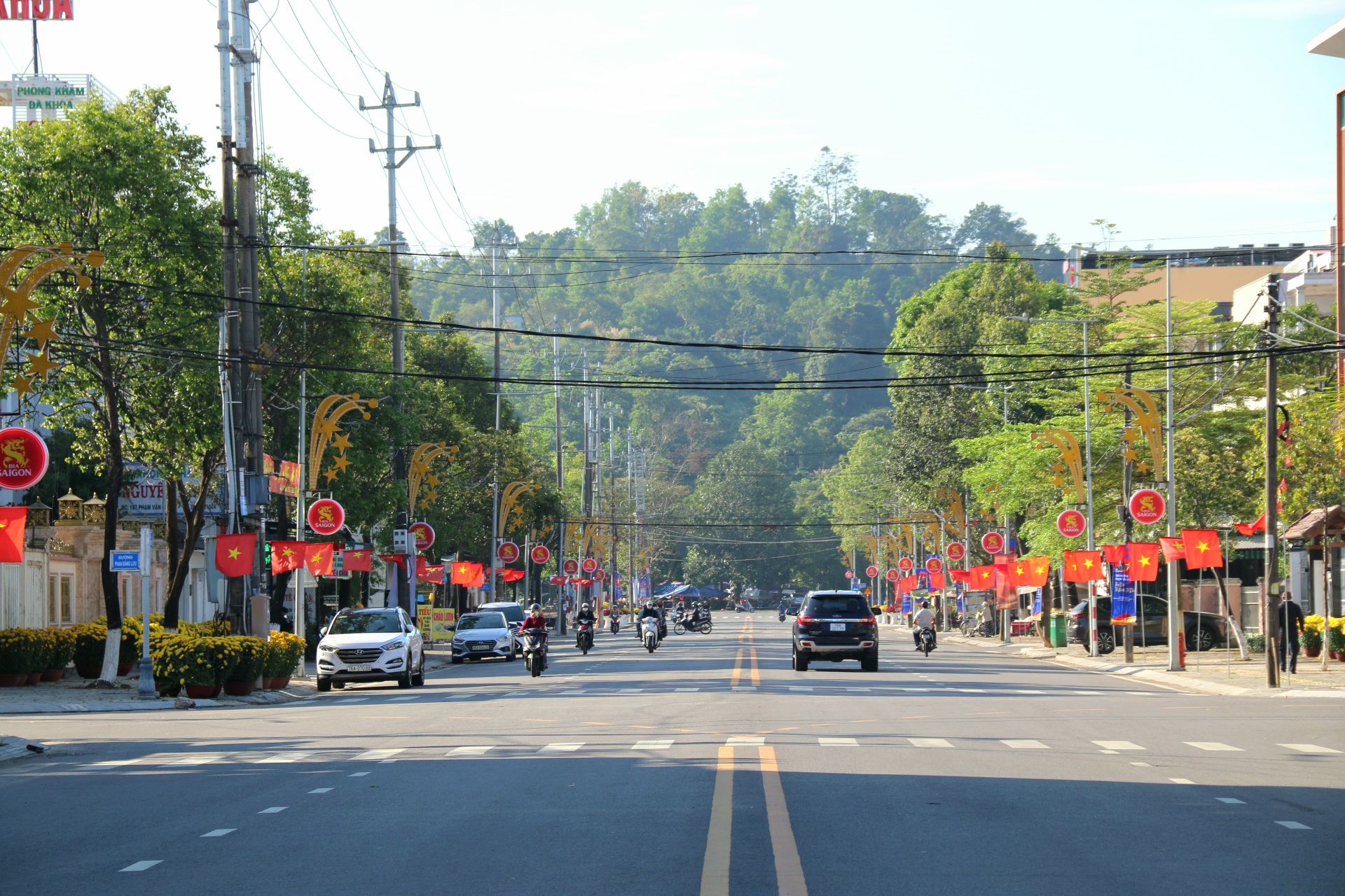 Đường Phạm Văn Đồng ở Quảng Ng&atilde;i rộng th&ecirc;nh thang sau n&acirc;ng cấp- Ảnh 9.