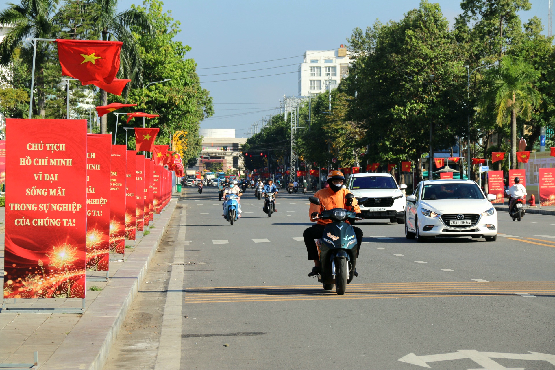 Đường Phạm Văn Đồng ở Quảng Ng&atilde;i rộng th&ecirc;nh thang sau n&acirc;ng cấp- Ảnh 8.