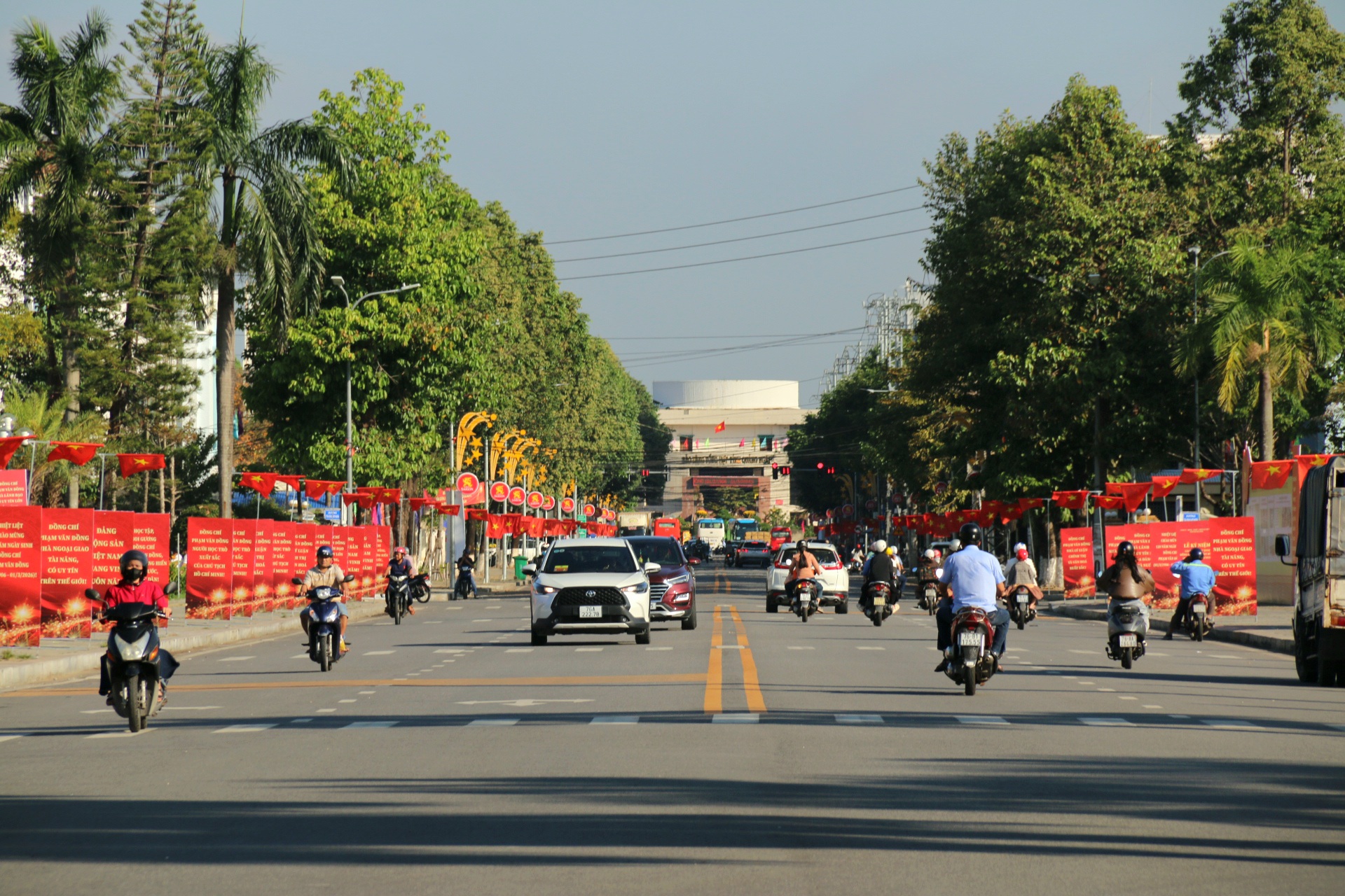 Đường Phạm Văn Đồng ở Quảng Ng&atilde;i rộng th&ecirc;nh thang sau n&acirc;ng cấp- Ảnh 7.