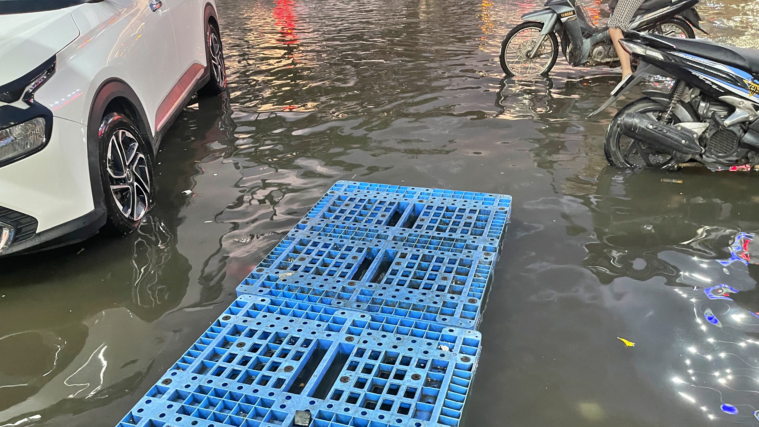 Bến xe khách Cà Mau ngập trong biển nước sau mưa lớn- Ảnh 2. Bến xe khách Cà Mau ngập trong biển nước sau mưa lớn- Ảnh 2.