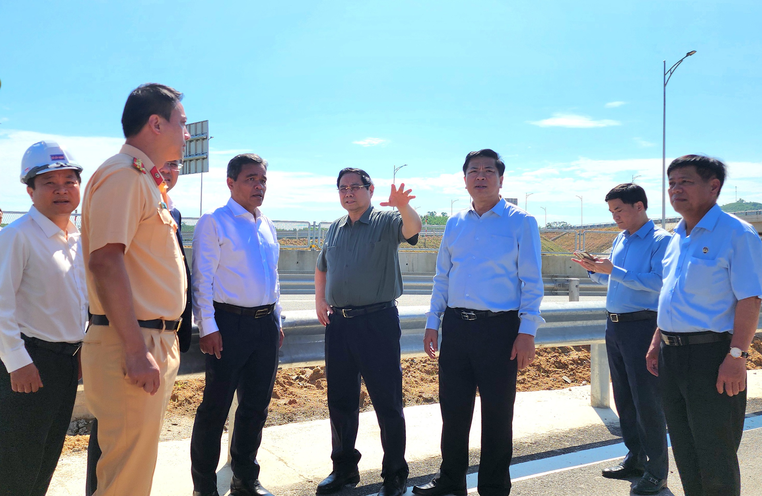 Thủ tướng: Phát huy tối đa hiệu quả cao tốc Quảng Ngãi - Hoài Nhơn khi đưa vào khai thác- Ảnh 4. Thủ tướng: Phát huy tối đa hiệu quả cao tốc Quảng Ngãi - Hoài Nhơn khi đưa vào khai thác- Ảnh 4.