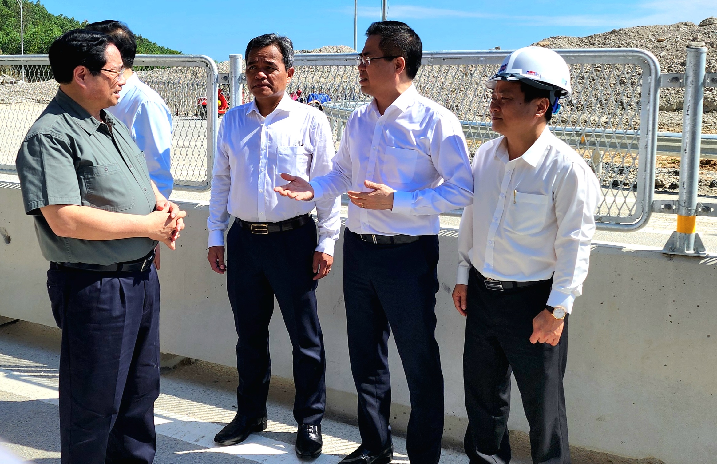 Thủ tướng: Phát huy tối đa hiệu quả cao tốc Quảng Ngãi - Hoài Nhơn khi đưa vào khai thác- Ảnh 5. Thủ tướng: Phát huy tối đa hiệu quả cao tốc Quảng Ngãi - Hoài Nhơn khi đưa vào khai thác- Ảnh 5.