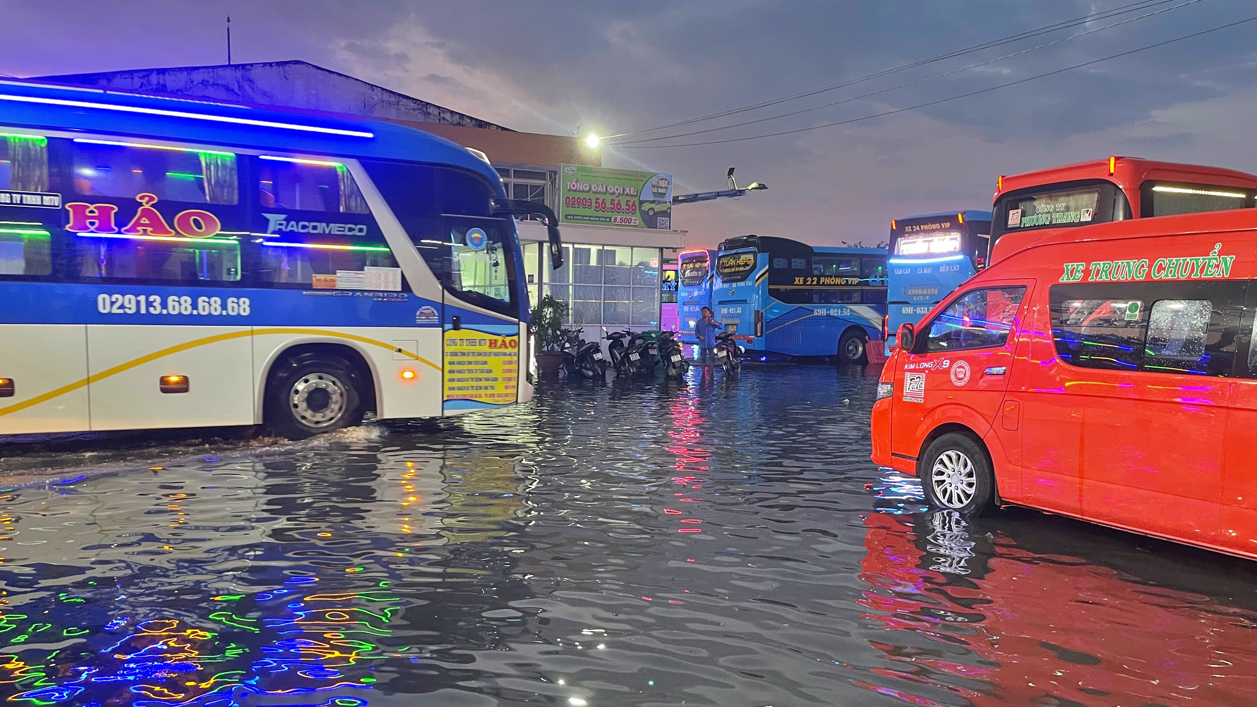 Bến xe khách Cà Mau ngập trong biển nước sau mưa lớn- Ảnh 1. Bến xe khách Cà Mau ngập trong biển nước sau mưa lớn- Ảnh 1.