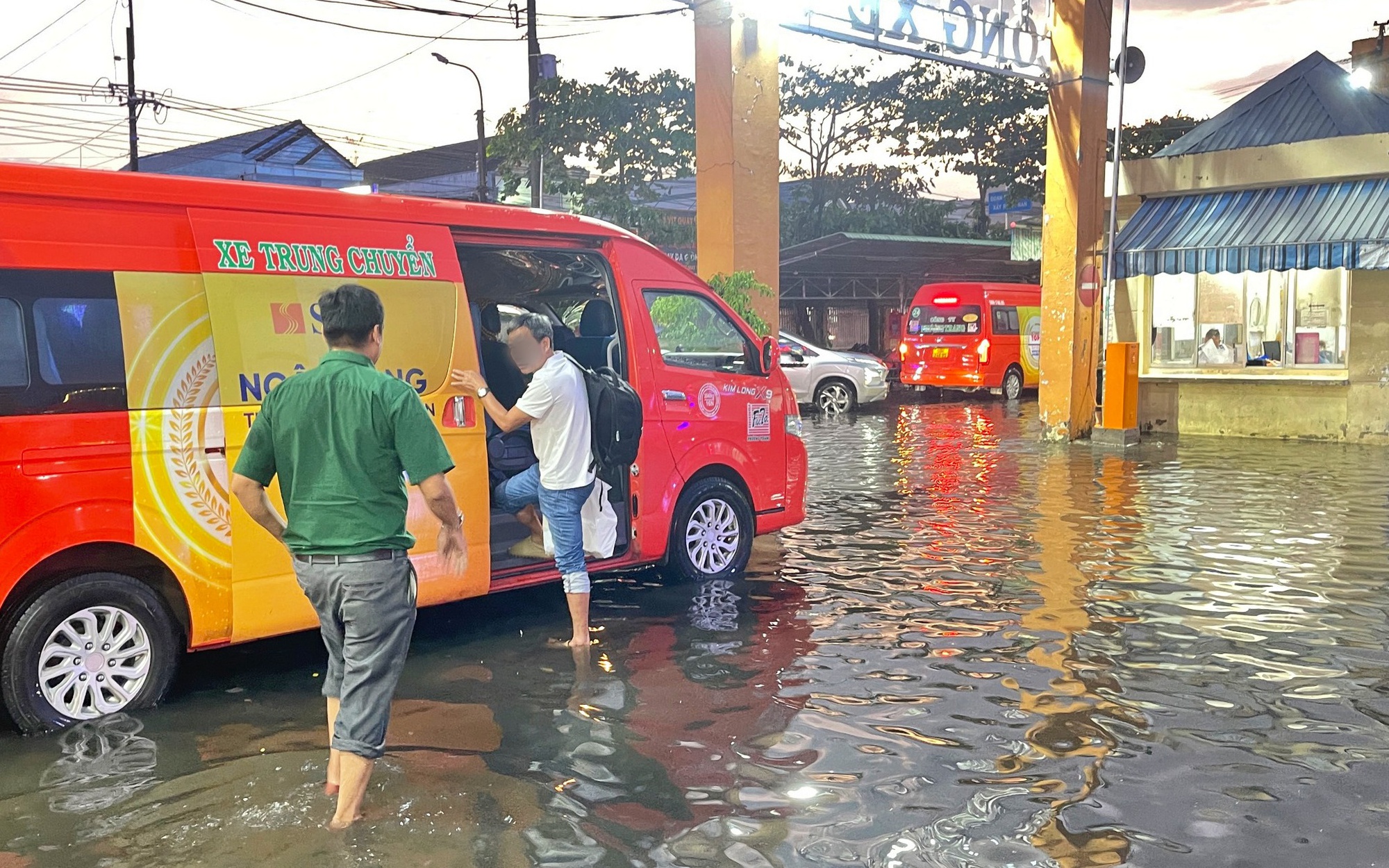 Cà Mau: Giảm tải trọng xe lưu thông trên tuyến đê biển Tây- Ảnh 3. Bến xe khách Cà Mau ngập trong biển nước sau mưa lớn
