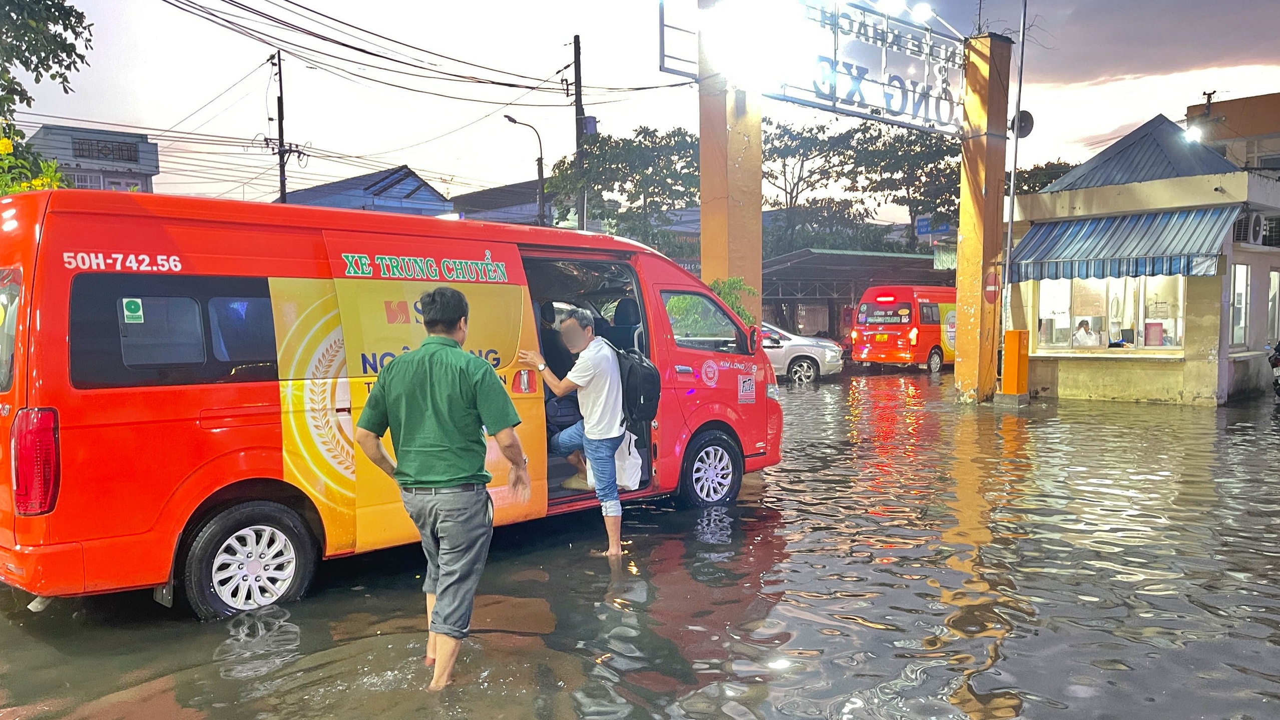 Bến xe khách Cà Mau ngập trong biển nước sau mưa lớn- Ảnh 5. Bến xe khách Cà Mau ngập trong biển nước sau mưa lớn- Ảnh 5.
