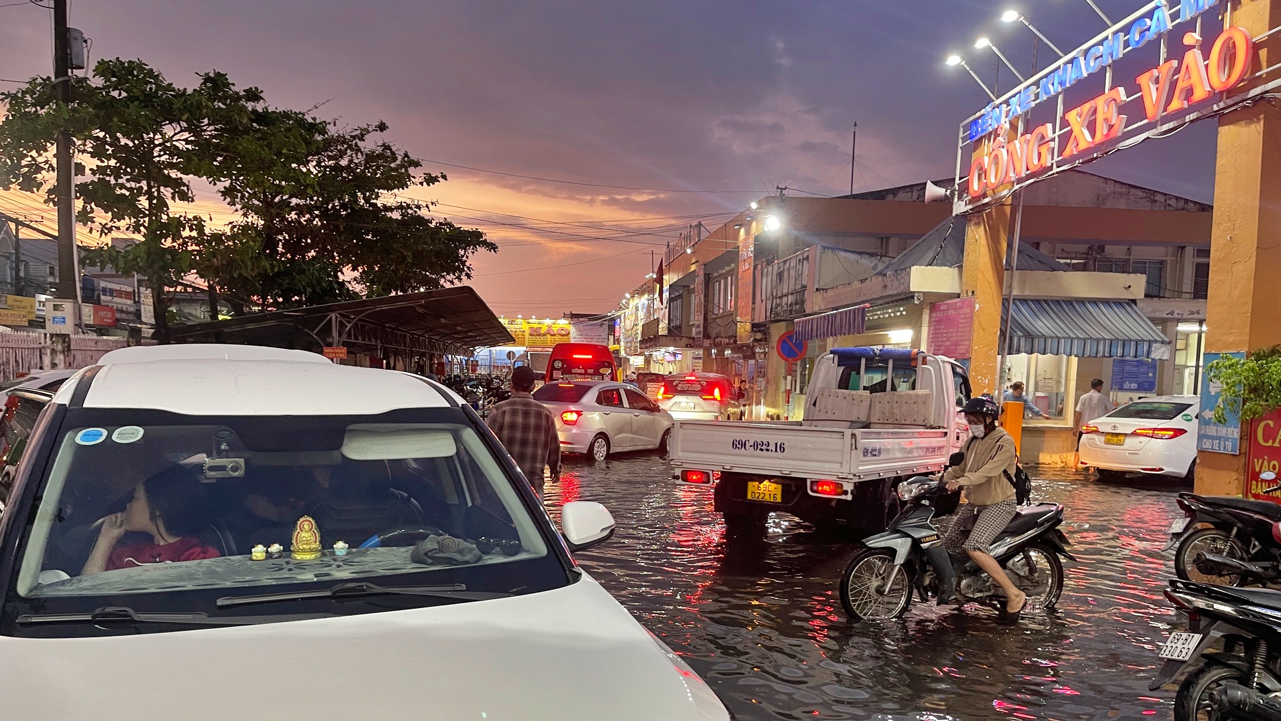 Bến xe khách Cà Mau ngập trong biển nước sau mưa lớn- Ảnh 4. Bến xe khách Cà Mau ngập trong biển nước sau mưa lớn- Ảnh 4.