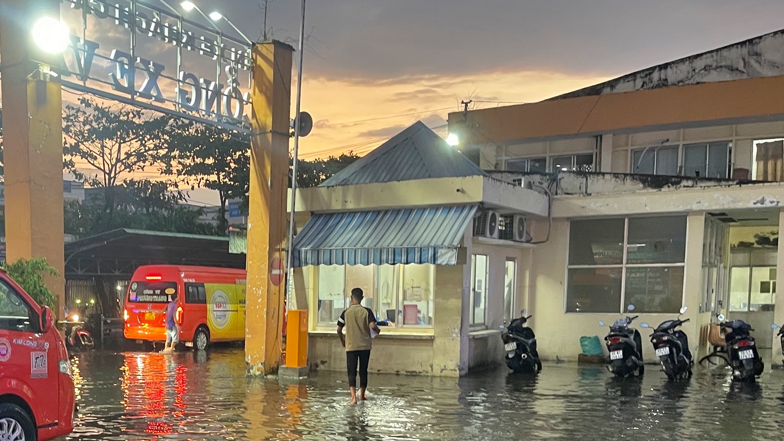 Bến xe khách Cà Mau ngập trong biển nước sau mưa lớn- Ảnh 3. Bến xe khách Cà Mau ngập trong biển nước sau mưa lớn- Ảnh 3.