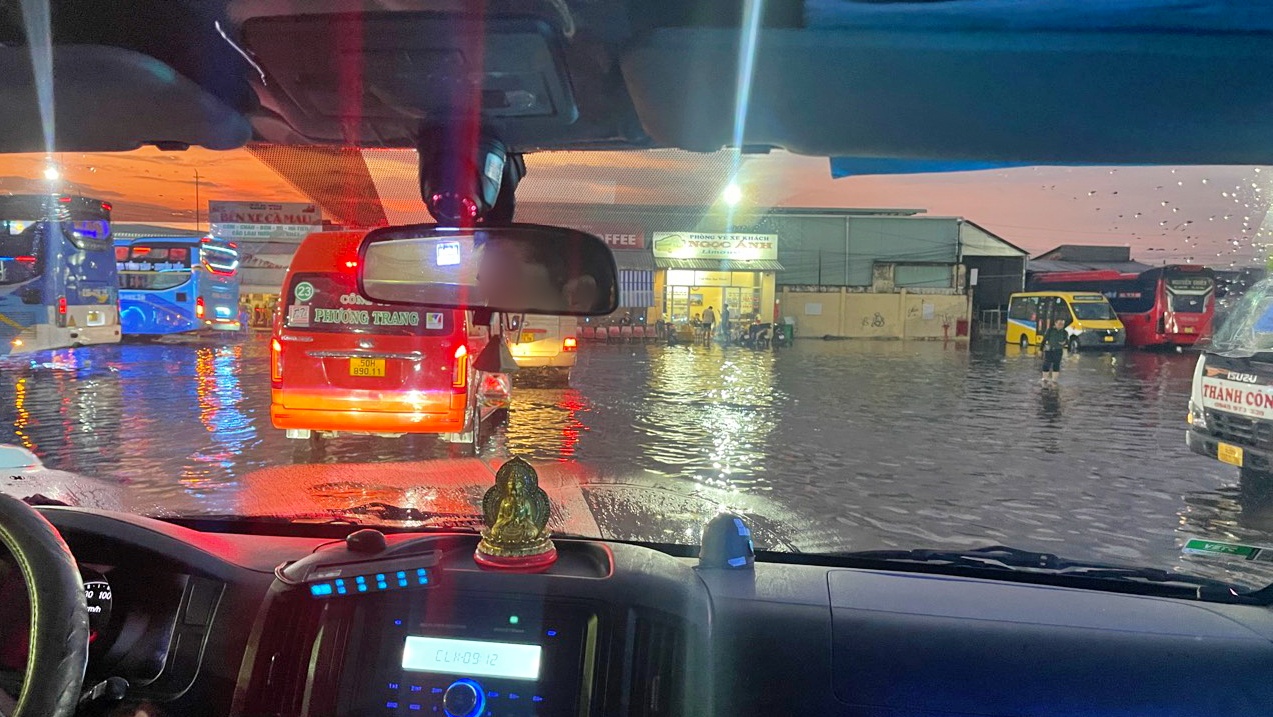 Bến xe khách Cà Mau ngập trong biển nước sau mưa lớn- Ảnh 6. Bến xe khách Cà Mau ngập trong biển nước sau mưa lớn- Ảnh 6.
