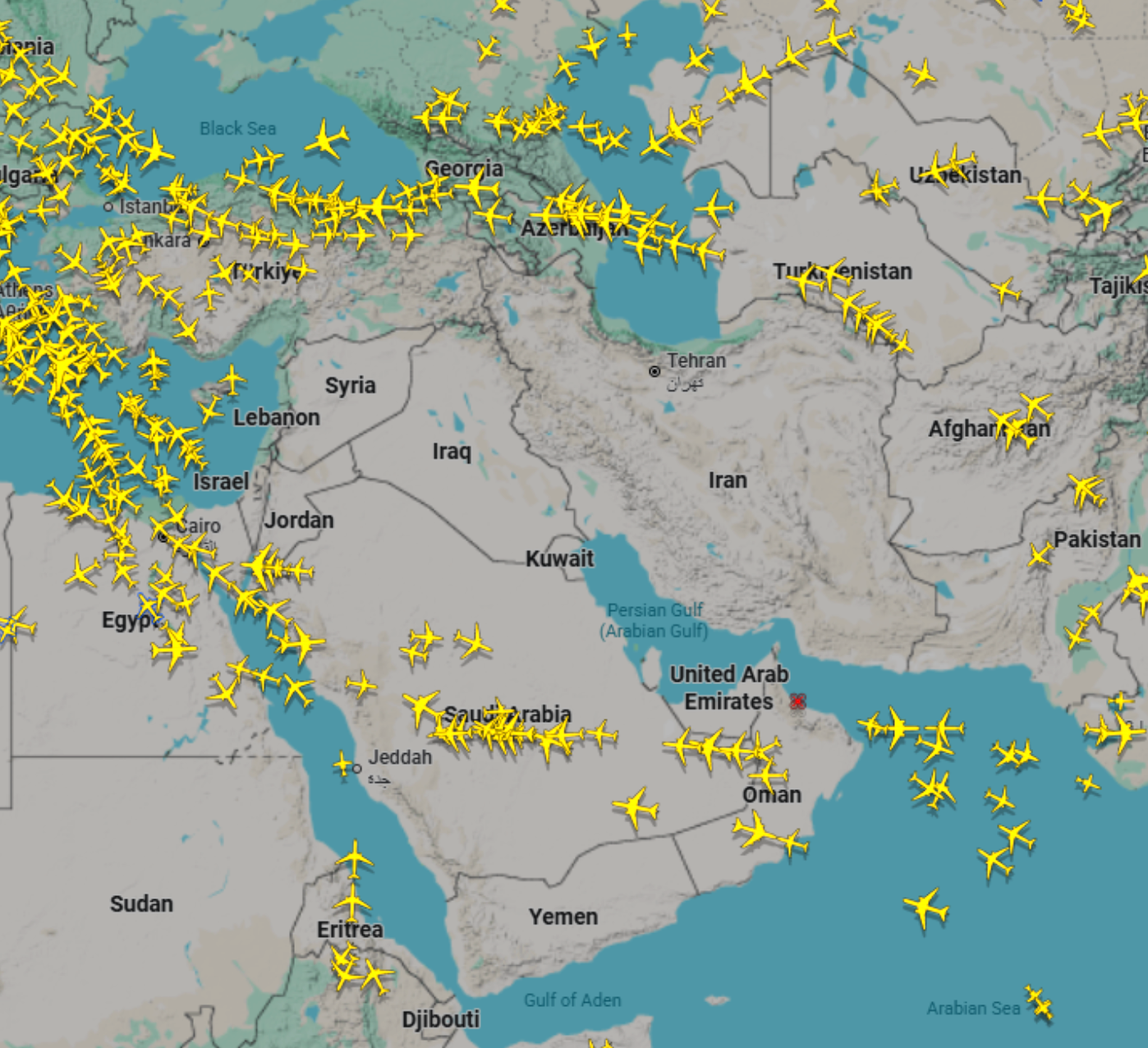 Căng thẳng Trung Đ&ocirc;ng leo thang: H&agrave;ng kh&ocirc;ng khu vực rối loạn, c&aacute;c s&acirc;n bay lớn t&ecirc; liệt- Ảnh 1.