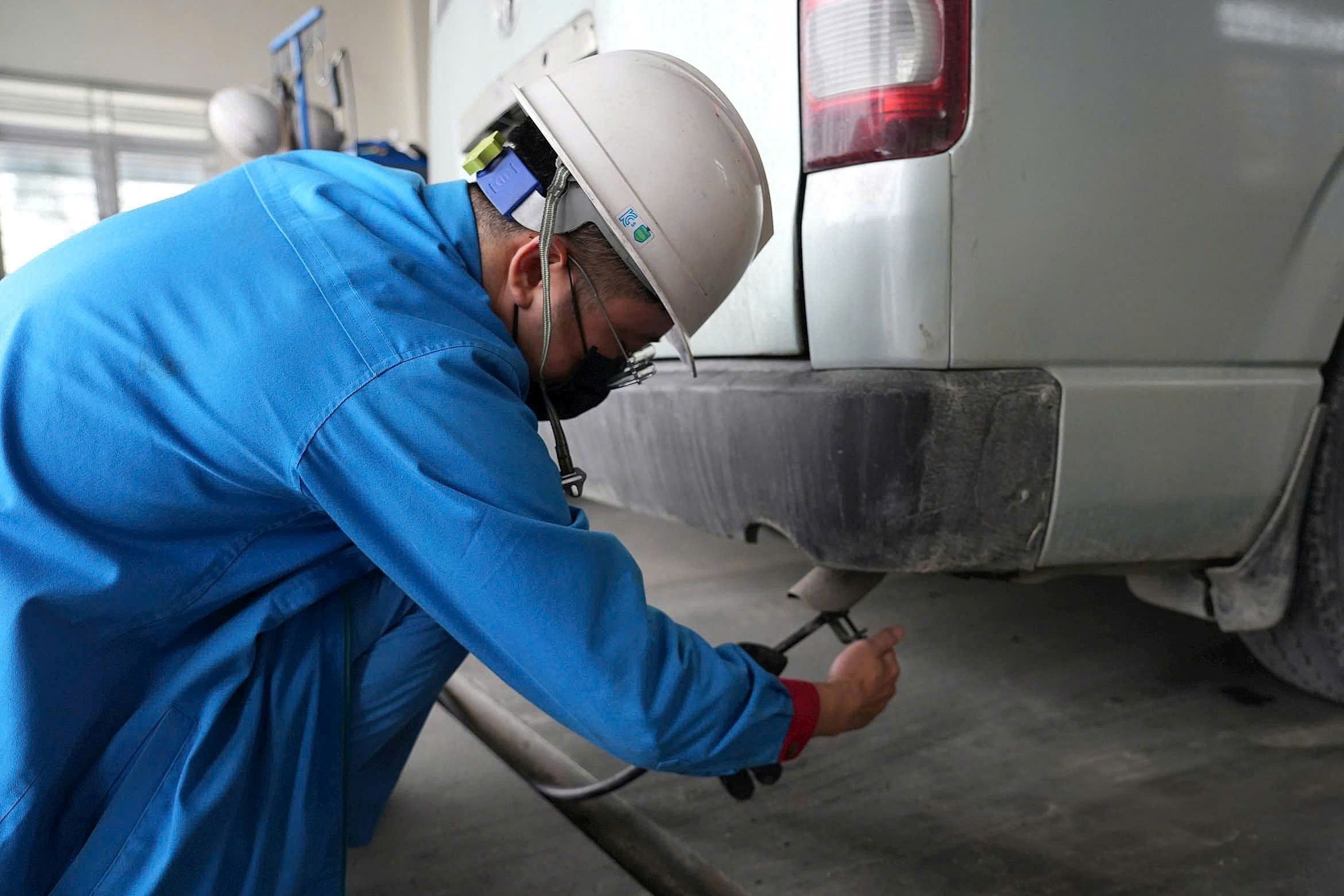 Siết kiểm định kh&iacute; thải &ocirc; t&ocirc;: Chủ xe c&ograve;n băn khoăn, hoạt động đăng kiểm ổn định- Ảnh 2.