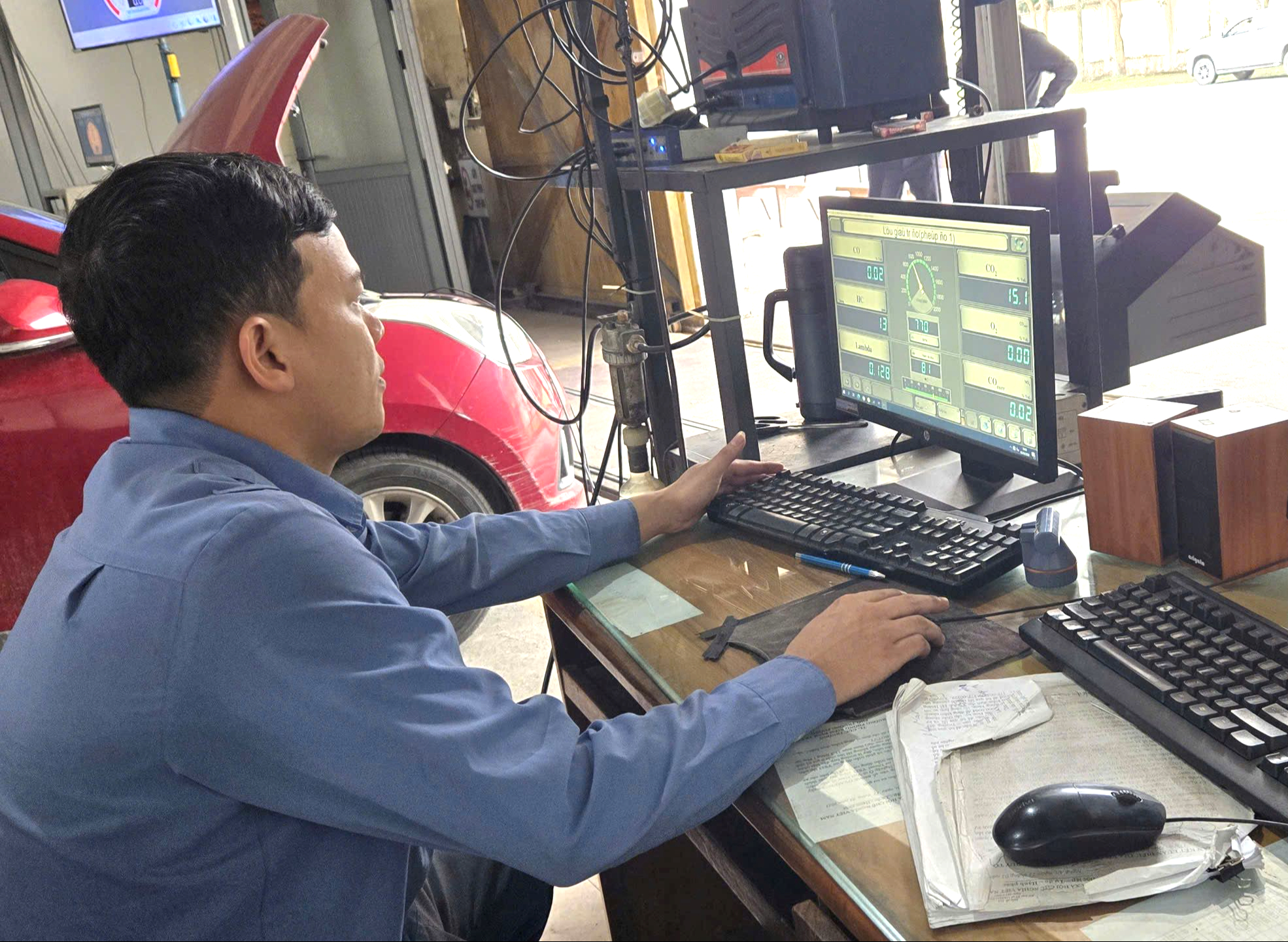 Siết kiểm định kh&iacute; thải &ocirc; t&ocirc;: Chủ xe c&ograve;n băn khoăn, hoạt động đăng kiểm ổn định- Ảnh 3.