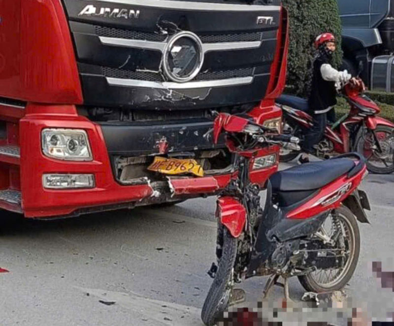 Hiện trường sau vụ xe gắn m&aacute;y đấu đầu xe đầu k&eacute;o khiến 3 thanh ni&ecirc;n bị thương nặng.