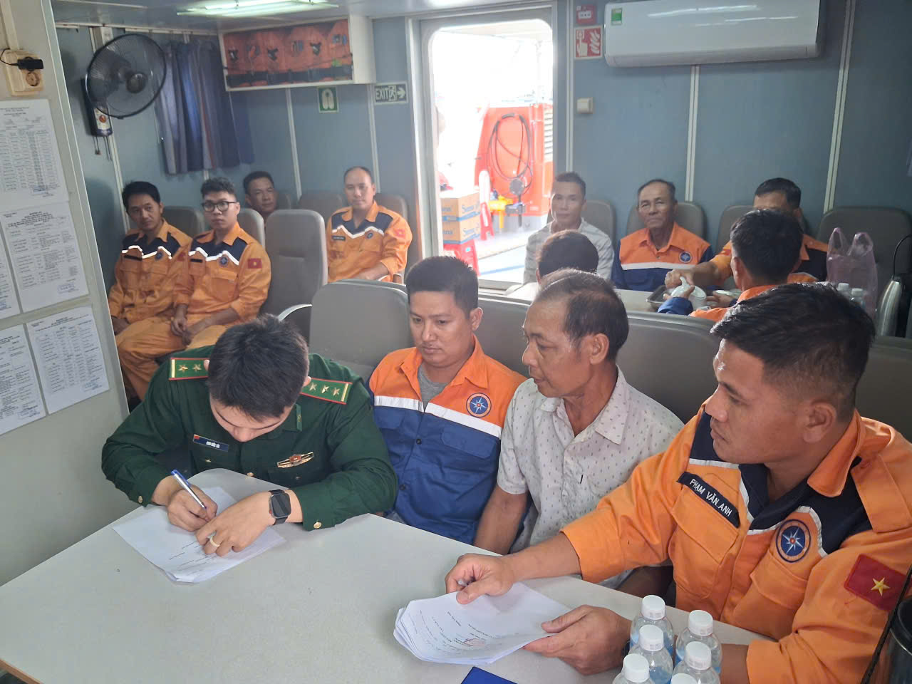 Vượt s&oacute;ng dữ, xuy&ecirc;n đ&ecirc;m cứu 34 ngư d&acirc;n ngo&agrave;i khơi Kh&aacute;nh Ho&agrave;- Ảnh 3.