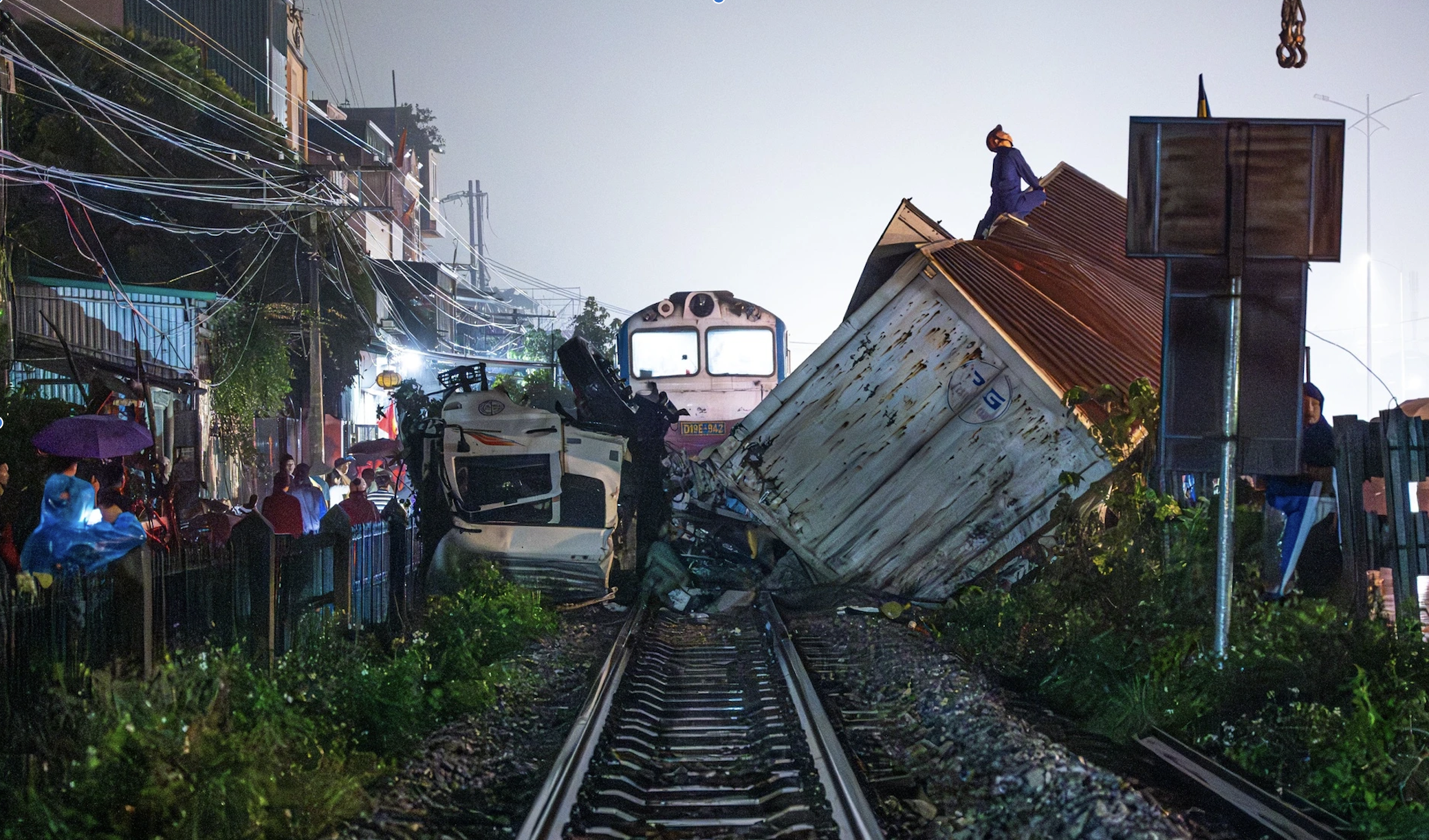 Người d&acirc;n ngỡ ng&agrave;ng khi bị CSGT ghi h&igrave;nh, phạt nguội l&uacute;c băng qua đường sắt- Ảnh 2.