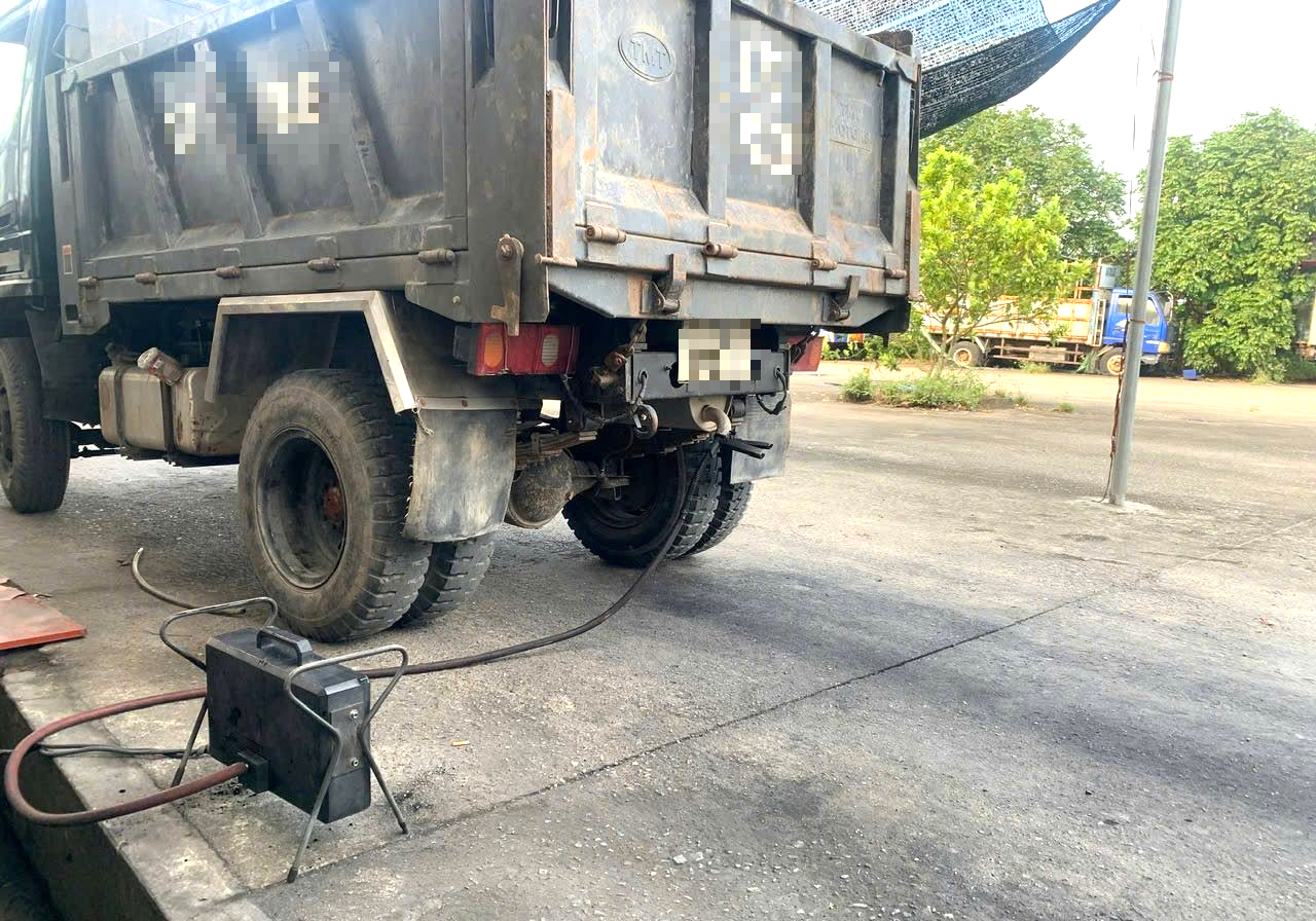 Siết kiểm định kh&iacute; thải &ocirc; t&ocirc;: Chủ xe c&ograve;n băn khoăn, hoạt động đăng kiểm ổn định- Ảnh 1.