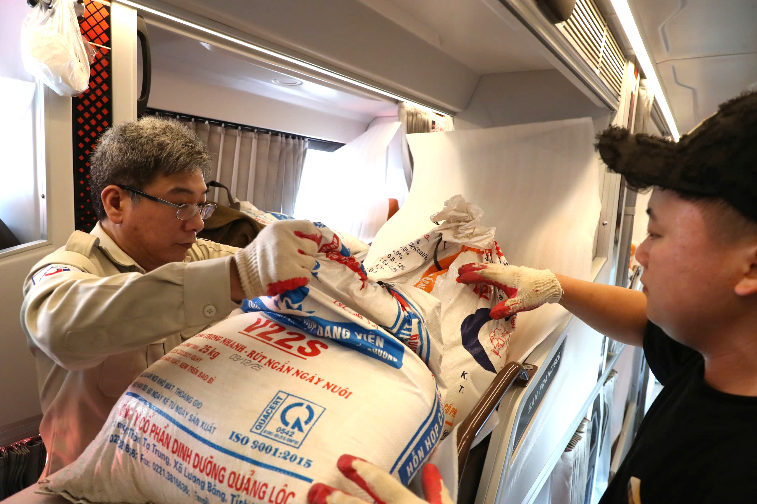 Thiết bị đo hiện đại &ldquo;bắt mạch&rdquo; xe kh&aacute;ch giường nằm hai tầng tr&ecirc;n cung đường đ&egrave;o- Ảnh 23.