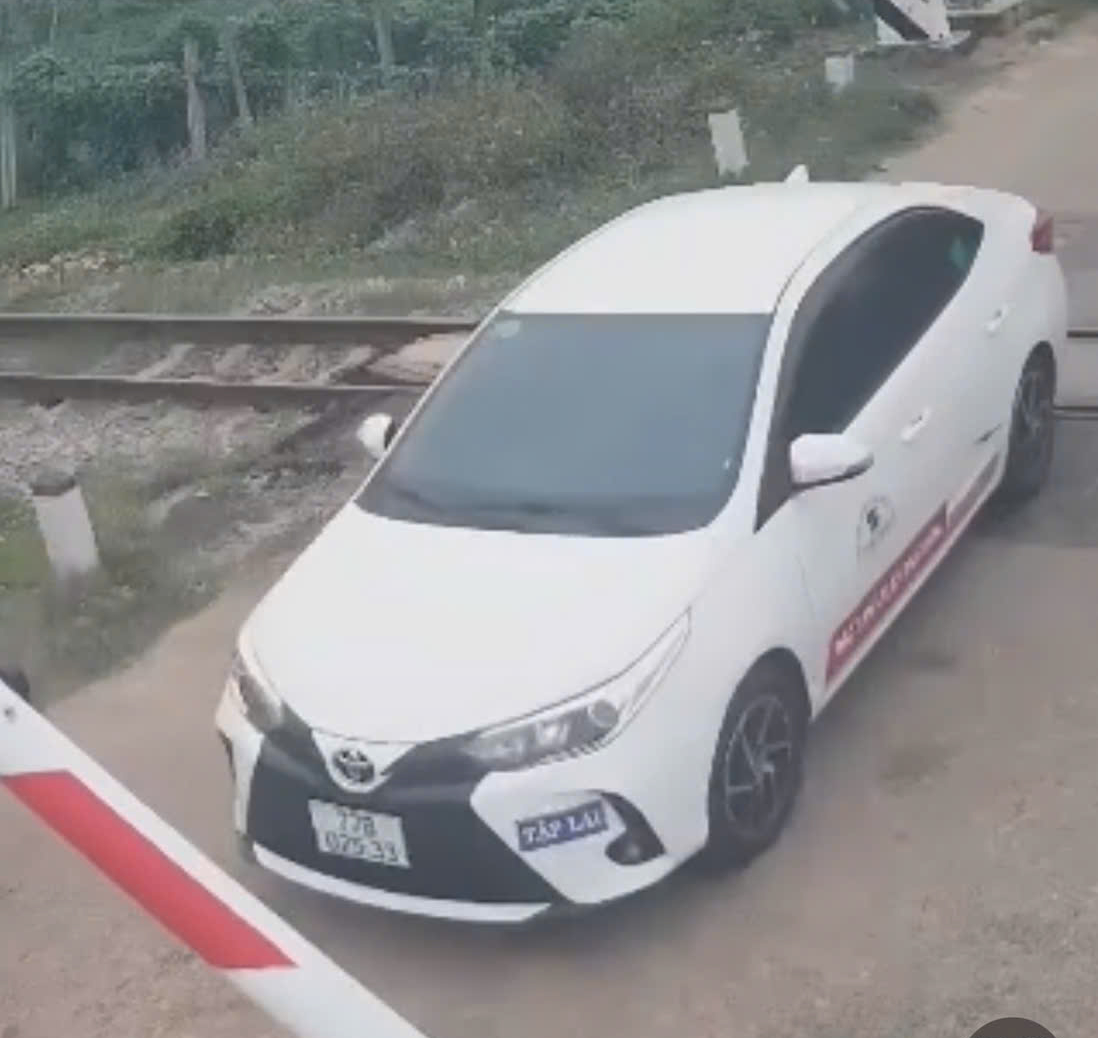 Gia Lai: Xe tập l&aacute;i cố t&igrave;nh băng qua đường sắt khi đ&egrave;n đỏ bật s&aacute;ng- Ảnh 1.