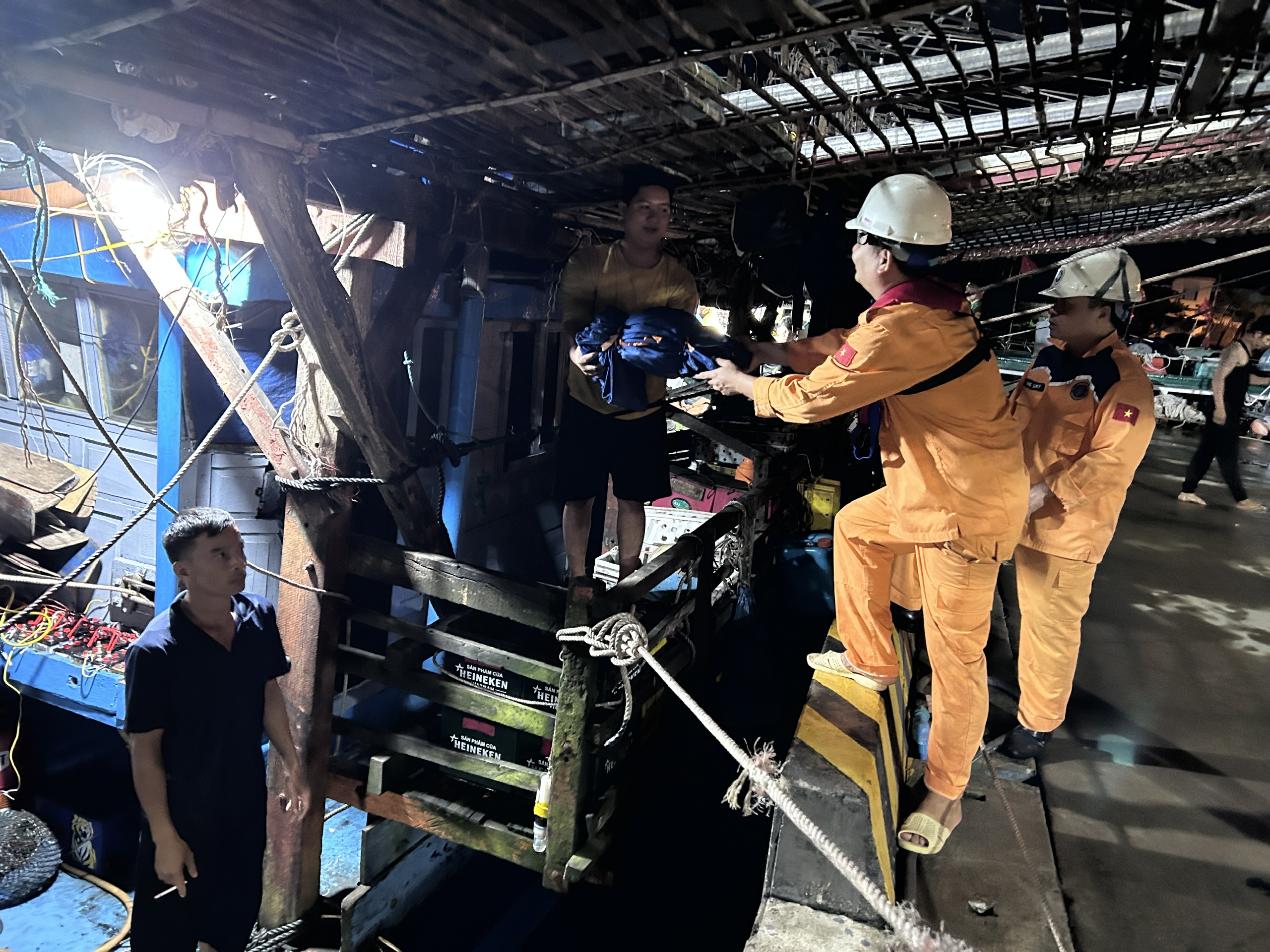 Vượt s&oacute;ng dữ, xuy&ecirc;n đ&ecirc;m cứu 34 ngư d&acirc;n ngo&agrave;i khơi Kh&aacute;nh Ho&agrave;- Ảnh 2.