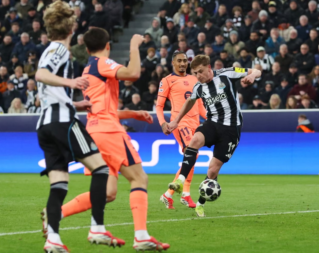 Barcelona h&ograve;a kịch t&iacute;nh Newcastle tại Champions League- Ảnh 2.