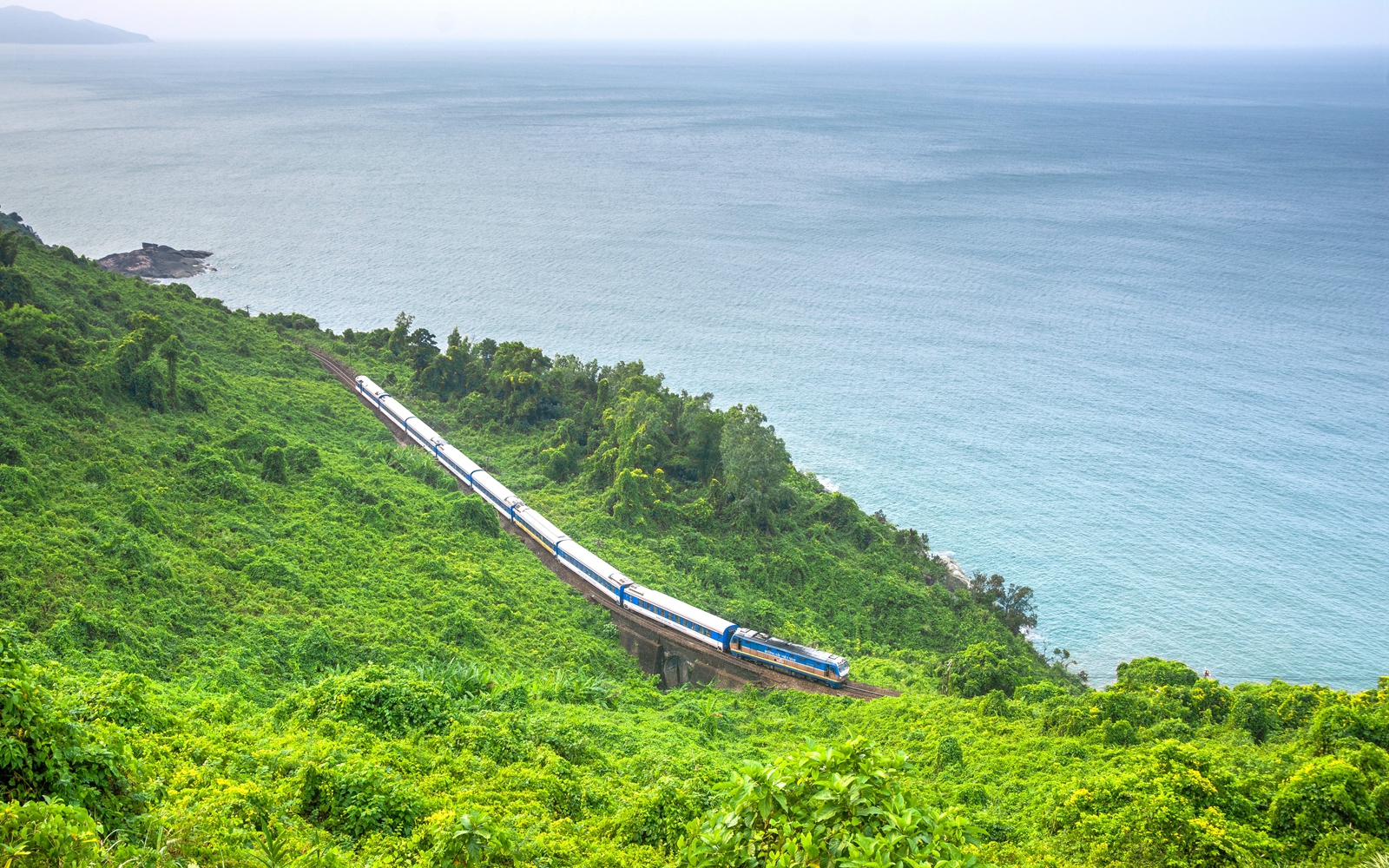 Giảm tới 50% v&eacute; t&agrave;u du lịch qua đ&egrave;o Hải V&acirc;n ngắm &ldquo;Thi&ecirc;n hạ đệ nhất h&ugrave;ng quan&rdquo;