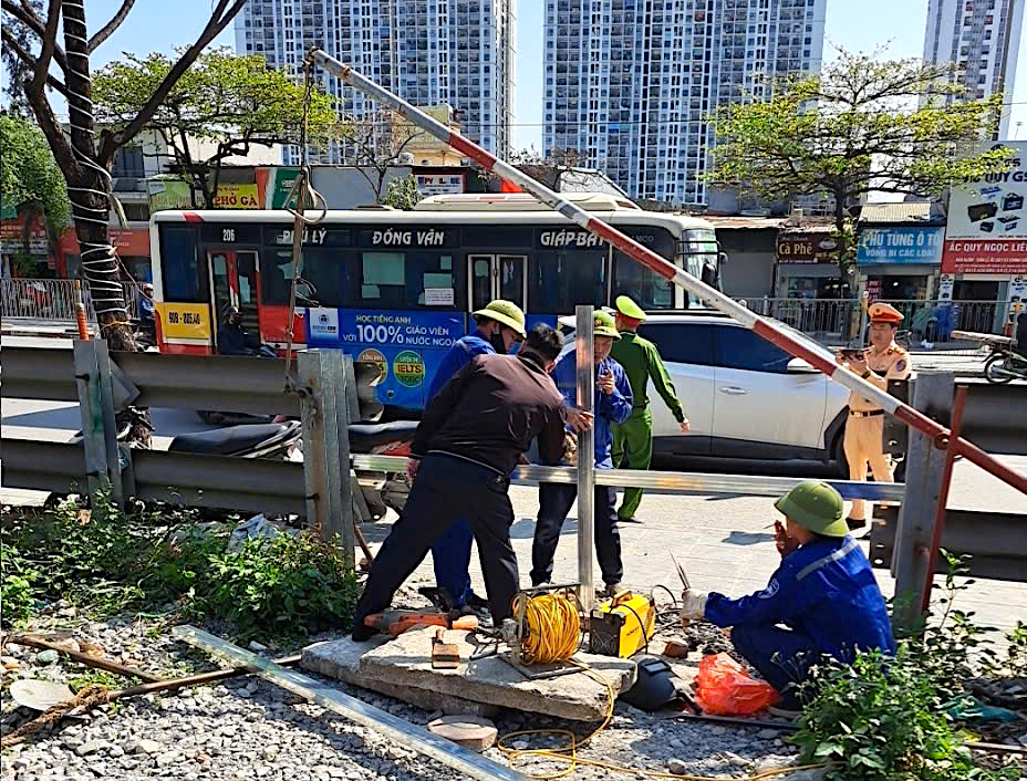 H&agrave; Nội: Đ&oacute;ng gấp nhiều lối đi tự mở nguy hiểm tr&ecirc;n tuyến đường sắt Bắc - Nam- Ảnh 1.