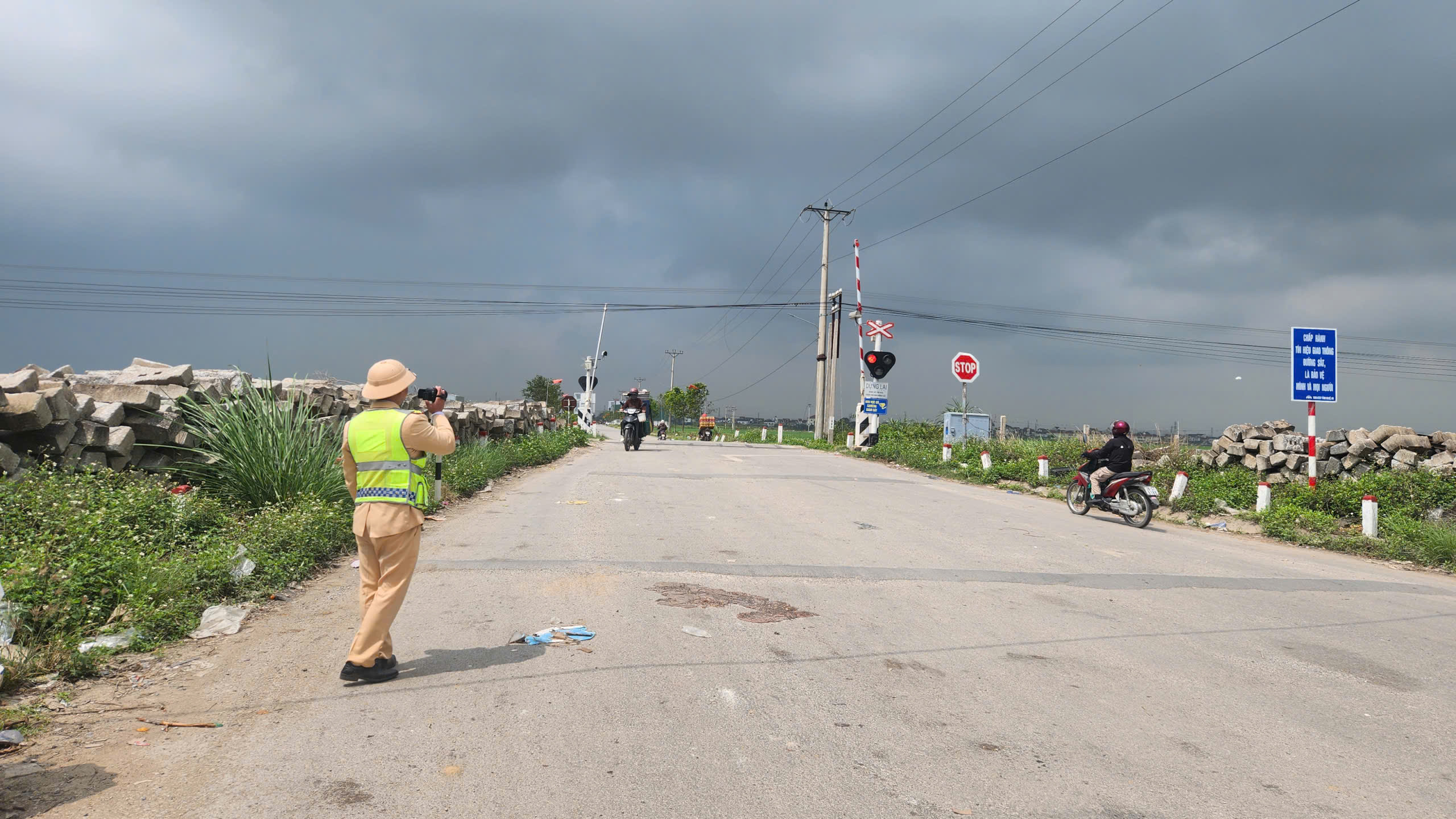 Người d&acirc;n ngỡ ng&agrave;ng khi bị CSGT ghi h&igrave;nh, phạt nguội l&uacute;c băng qua đường sắt- Ảnh 1.