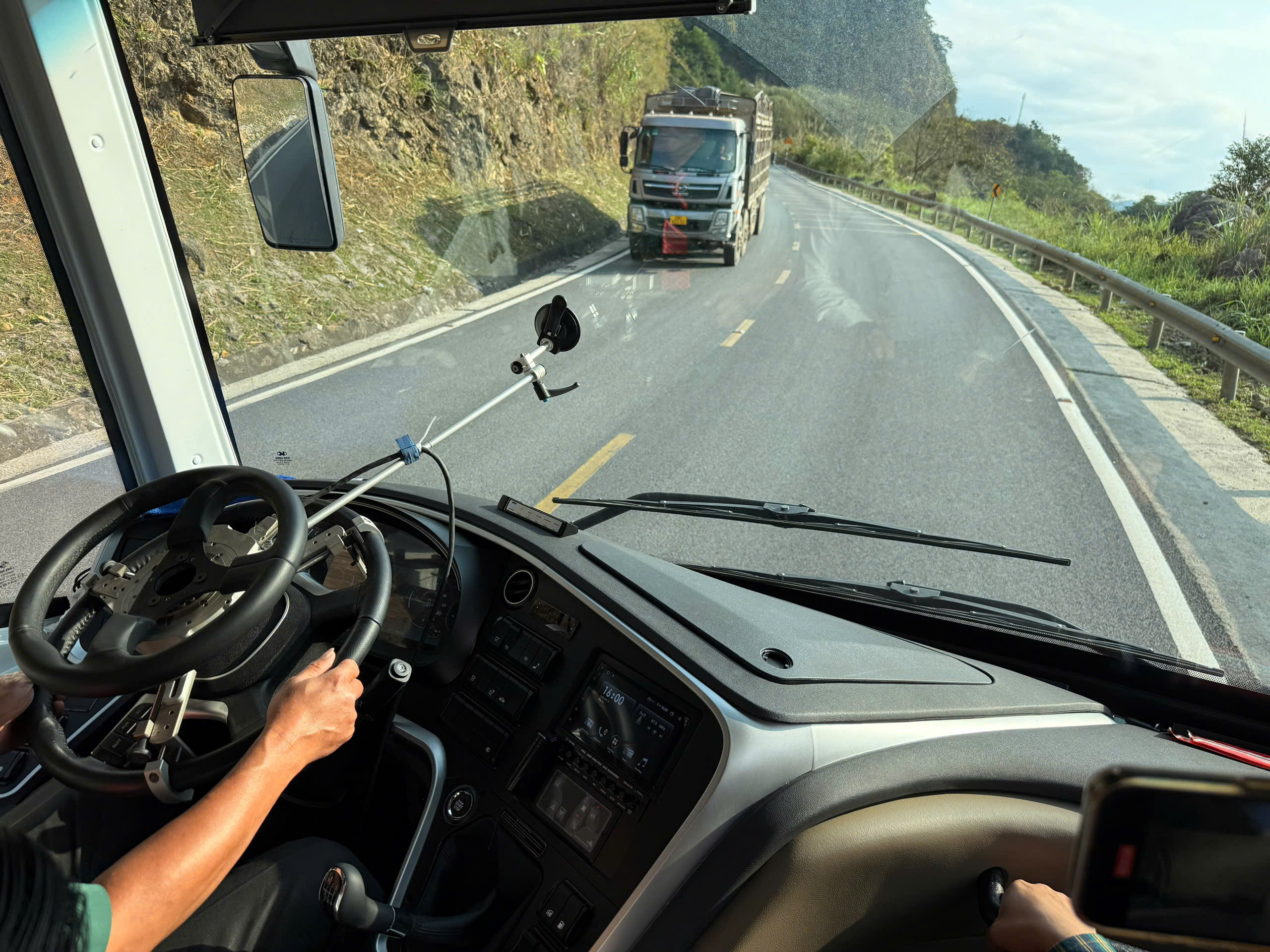 Thiết bị đo hiện đại &ldquo;bắt mạch&rdquo; xe kh&aacute;ch giường nằm hai tầng tr&ecirc;n cung đường đ&egrave;o- Ảnh 12.