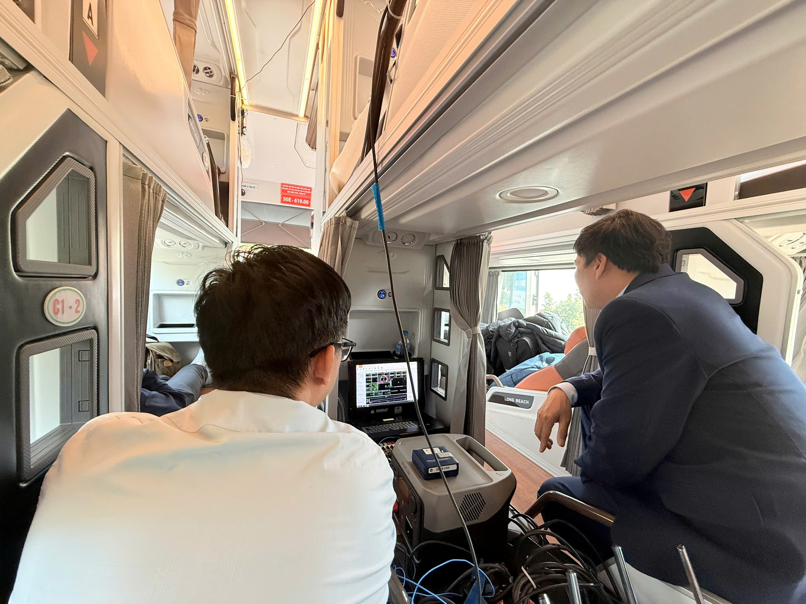 Thiết bị đo hiện đại &ldquo;bắt mạch&rdquo; xe kh&aacute;ch giường nằm hai tầng tr&ecirc;n cung đường đ&egrave;o- Ảnh 5.