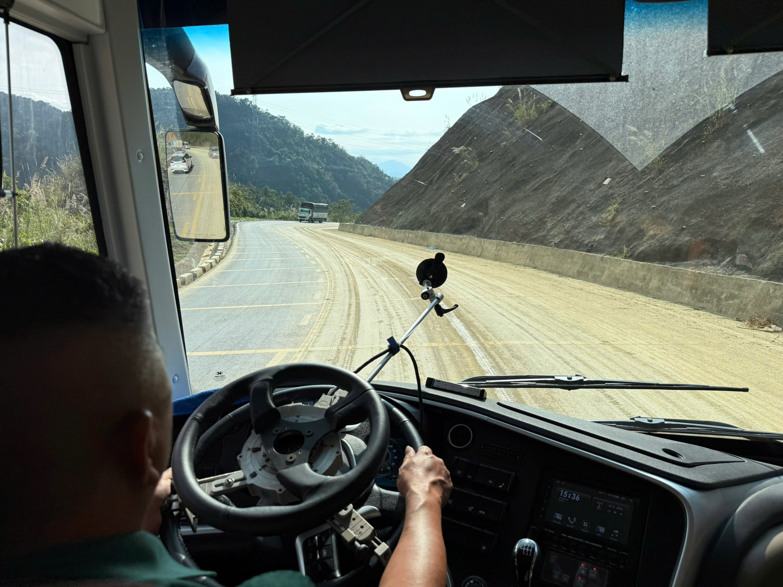 Thiết bị đo hiện đại &ldquo;bắt mạch&rdquo; xe kh&aacute;ch giường nằm hai tầng tr&ecirc;n cung đường đ&egrave;o- Ảnh 13.