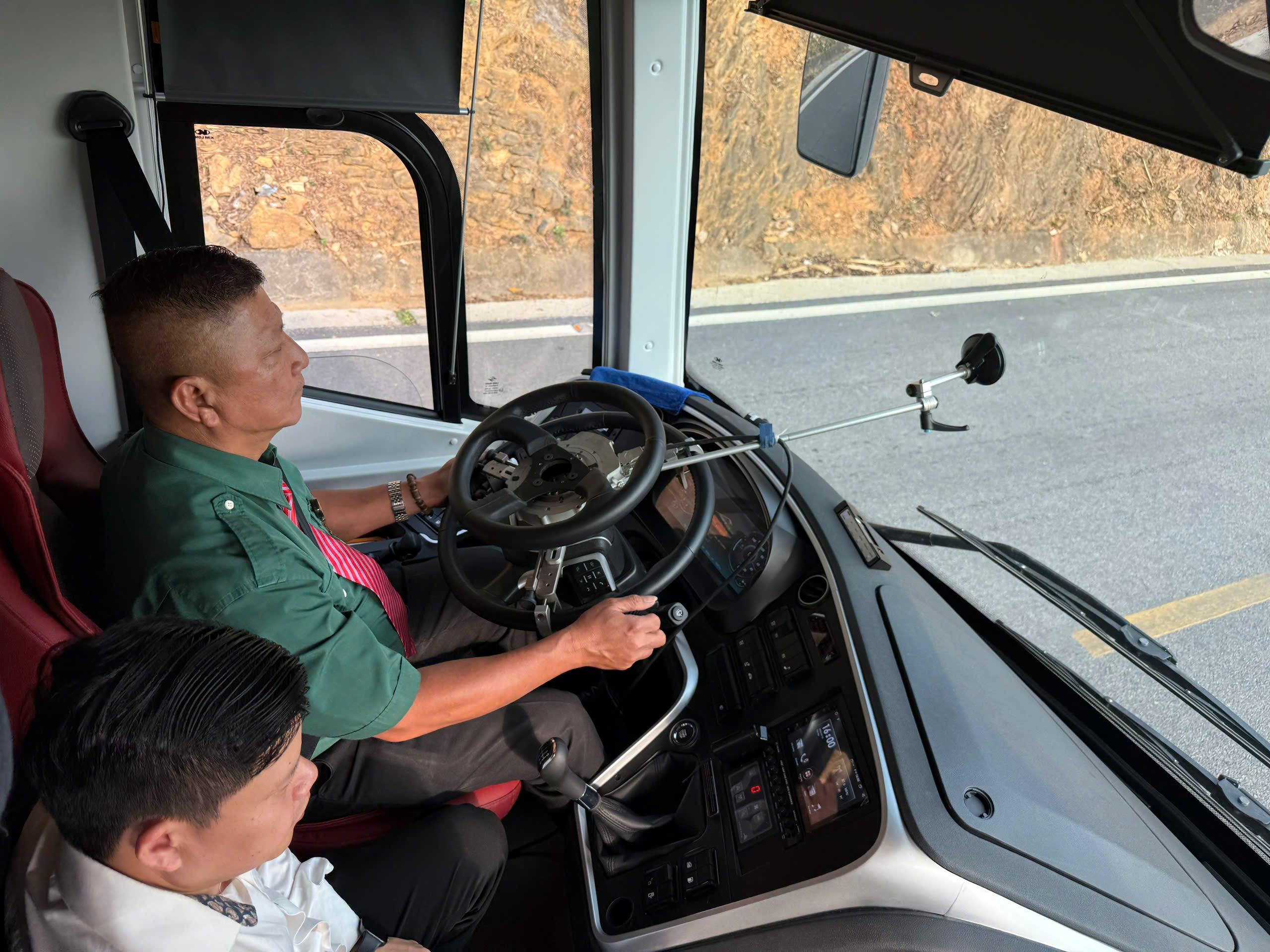 Thiết bị đo hiện đại &ldquo;bắt mạch&rdquo; xe kh&aacute;ch giường nằm hai tầng tr&ecirc;n cung đường đ&egrave;o- Ảnh 21.