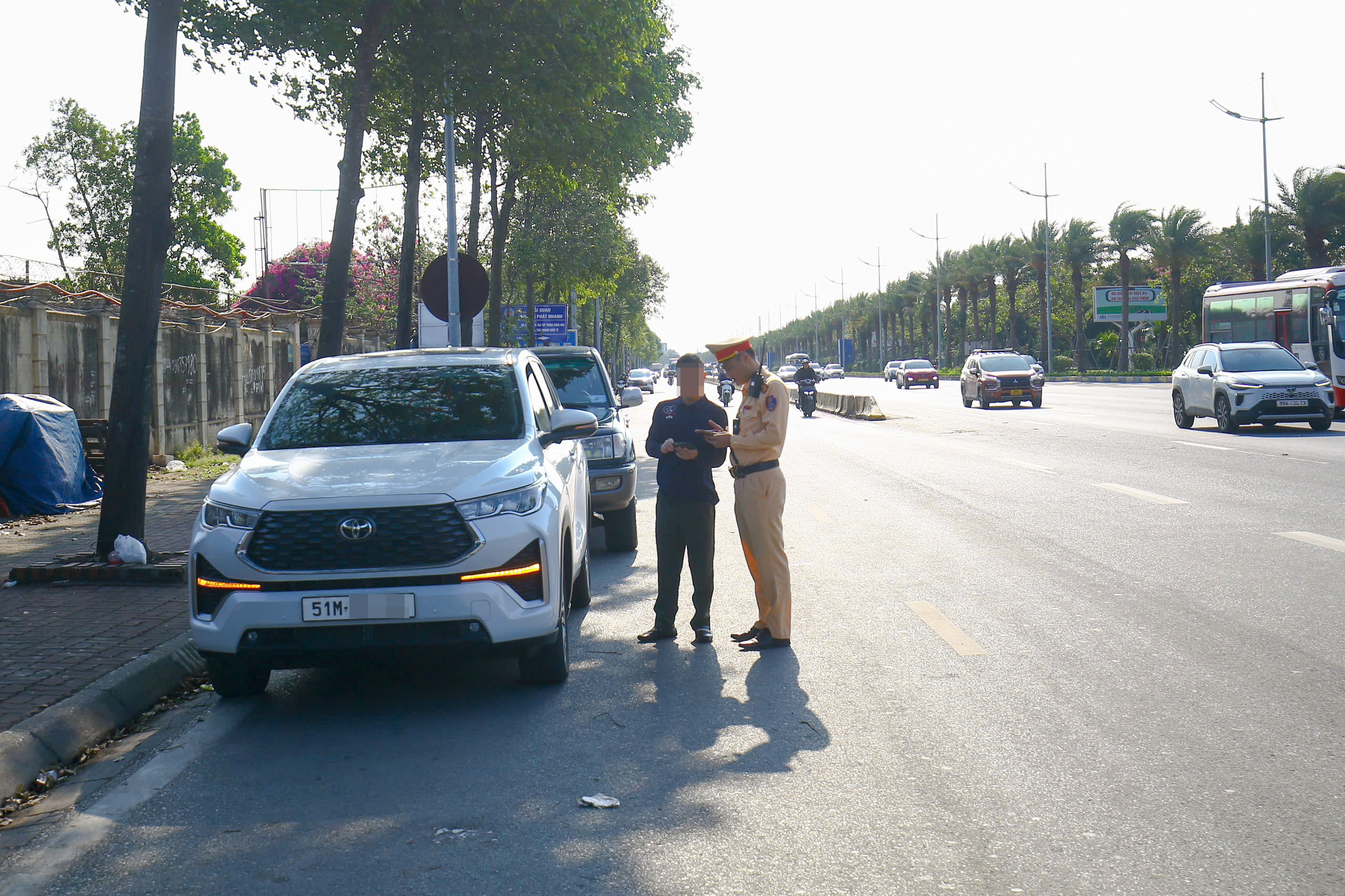 Người d&acirc;n cung cấp clip, nhiều &ocirc; t&ocirc; dừng đỗ tr&aacute;i ph&eacute;p trước s&acirc;n bay Nội B&agrave;i bị phạt nguội- Ảnh 1.