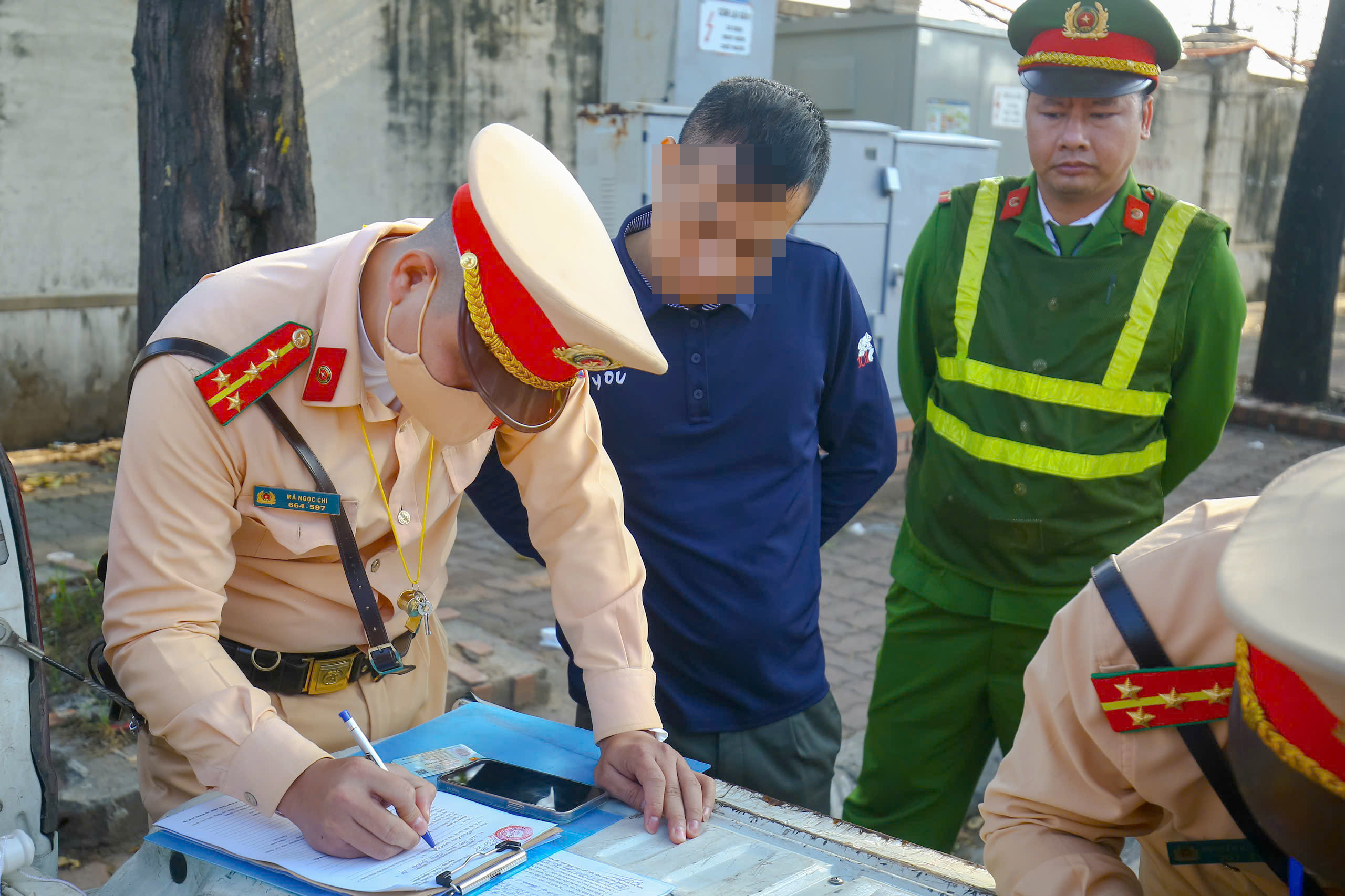 Người d&acirc;n cung cấp clip, nhiều &ocirc; t&ocirc; dừng đỗ tr&aacute;i ph&eacute;p trước s&acirc;n bay Nội B&agrave;i bị phạt nguội- Ảnh 3.